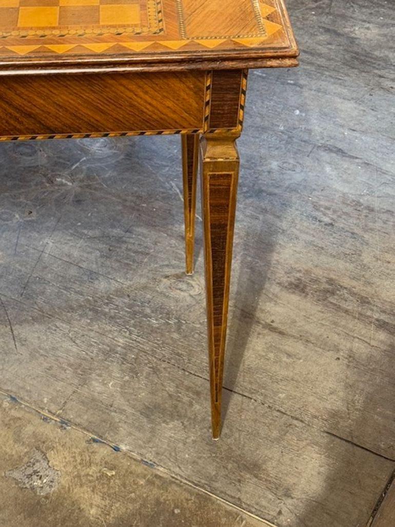 Noyer Table d'appoint italienne du 19ème siècle avec plateau en damier en vente