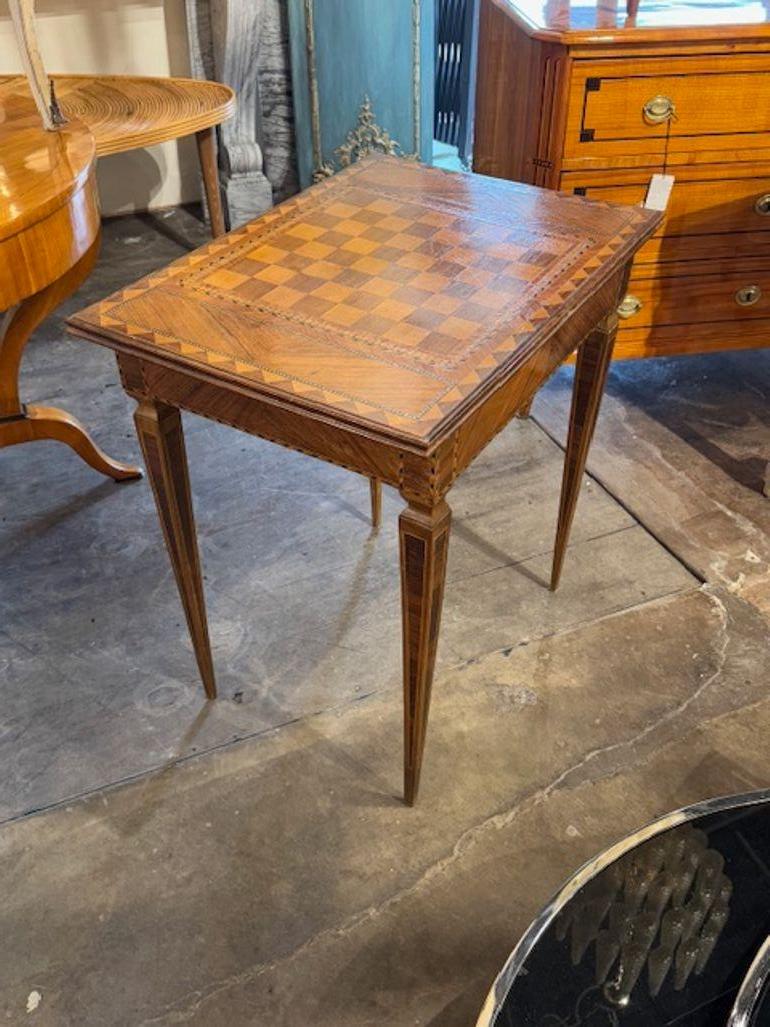 Table d'appoint italienne du 19ème siècle avec plateau en damier en vente 1