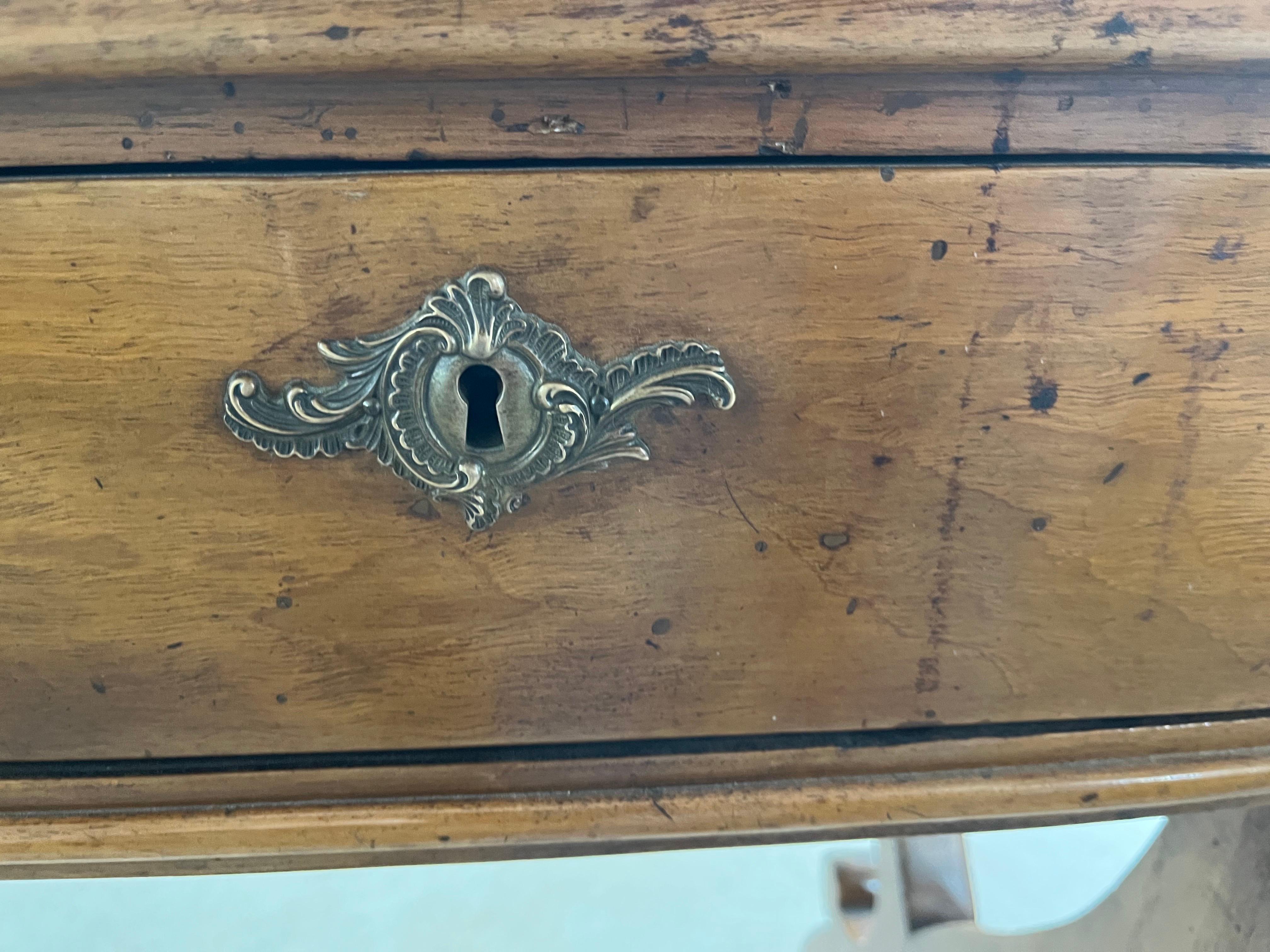 Empire Table d'appoint / bureau en noyer italien du 19e siècle en vente