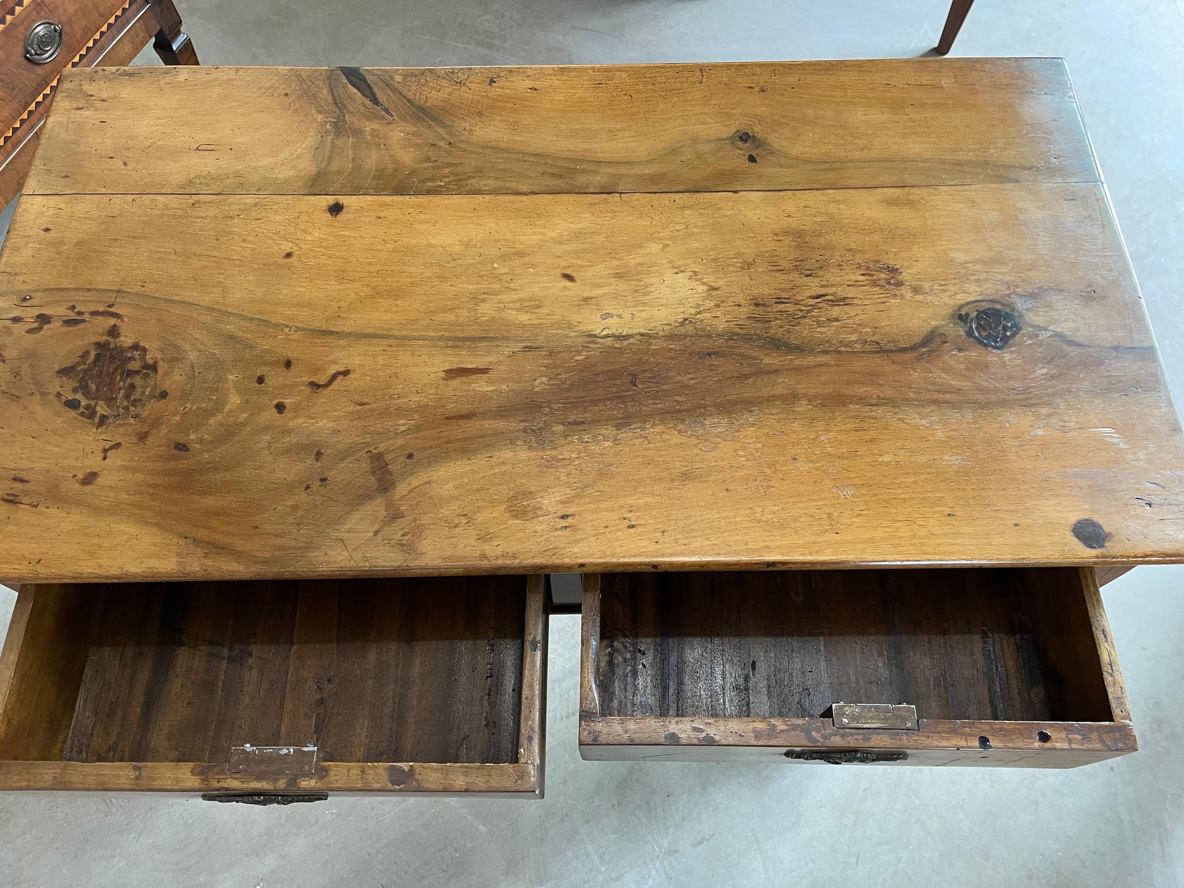 Sculpté à la main Table d'appoint / bureau en noyer italien du 19e siècle en vente