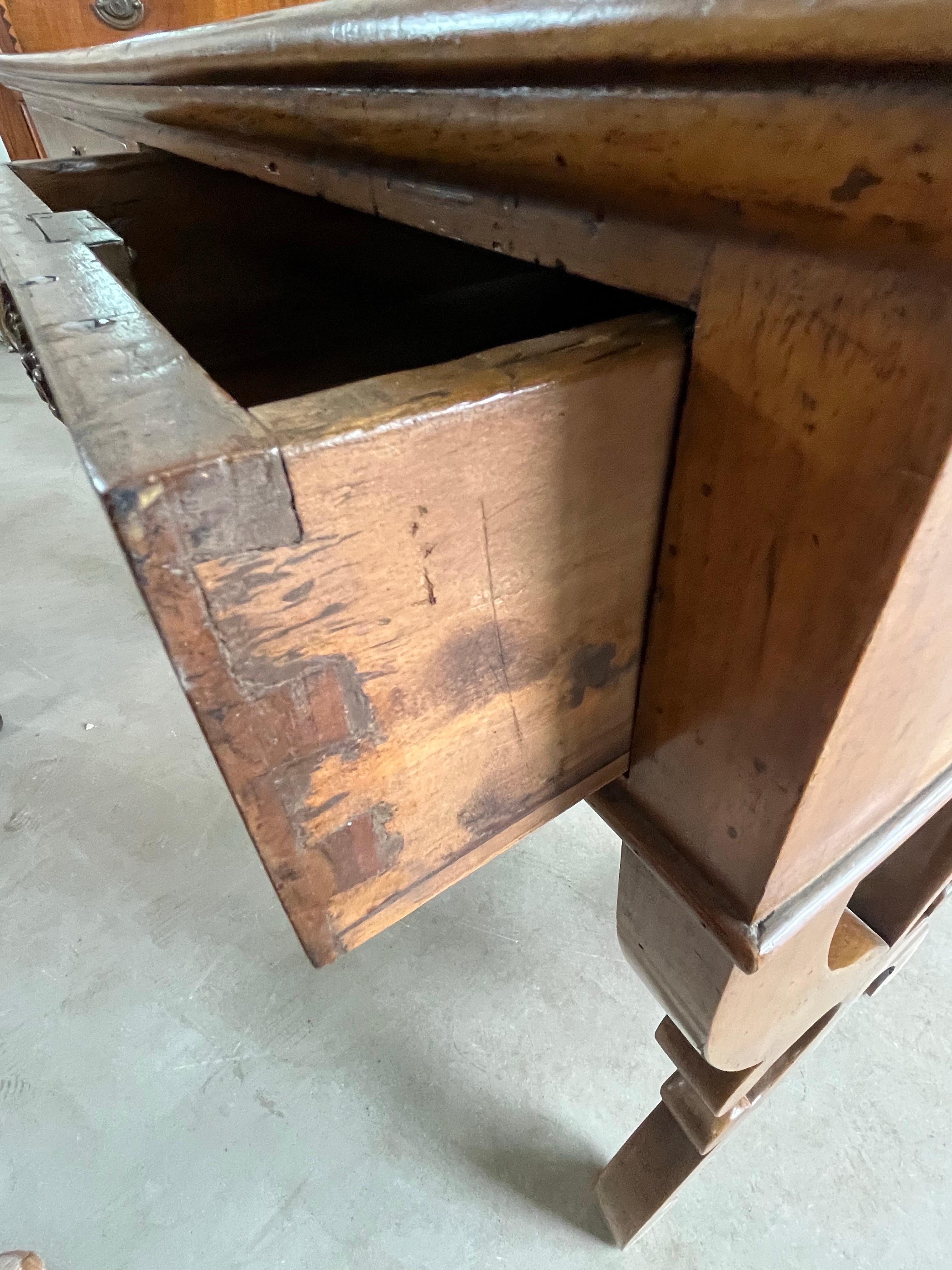 Table d'appoint / bureau en noyer italien du 19e siècle Bon état - En vente à Carmine, TX