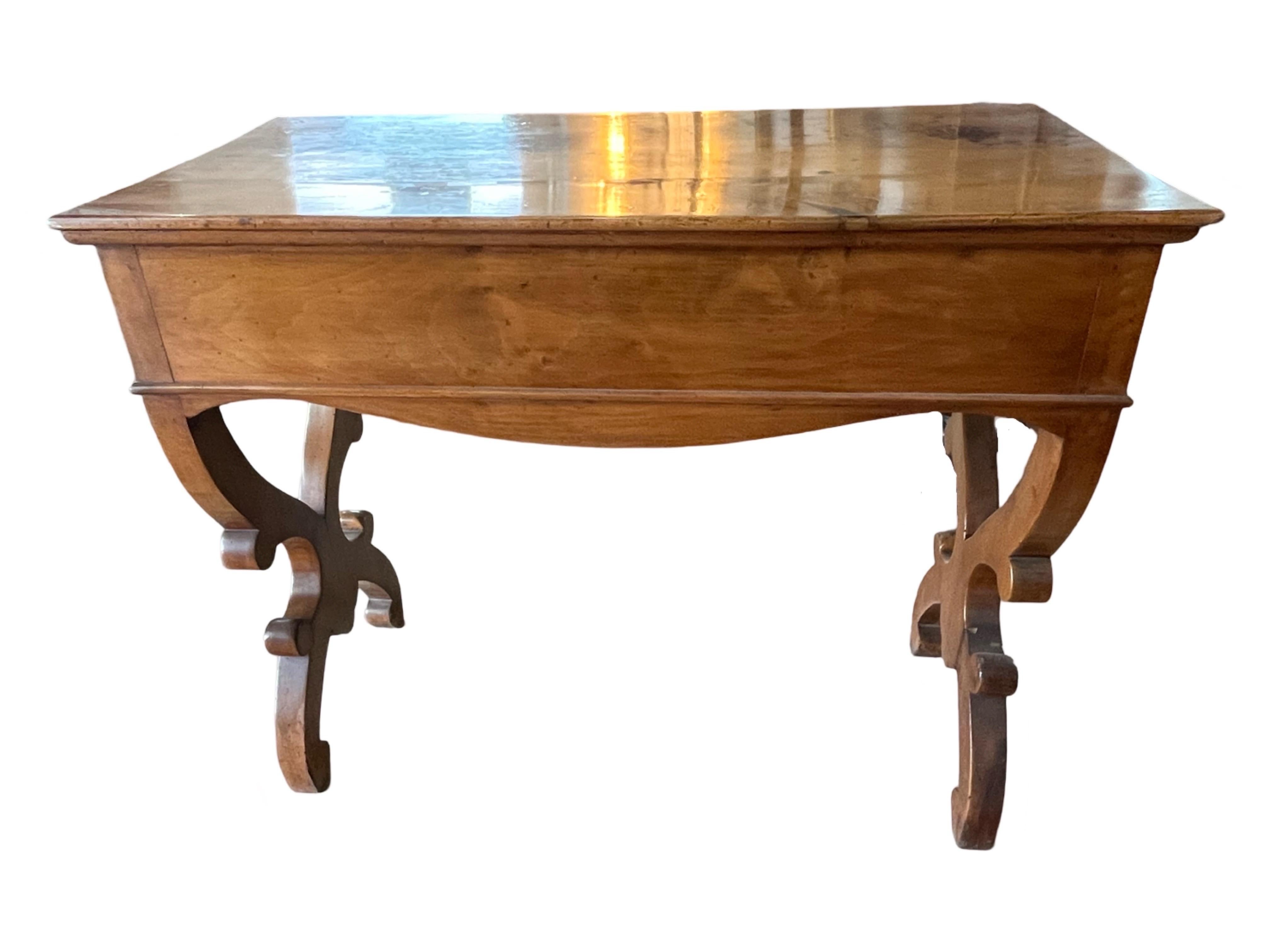 XIXe siècle Table d'appoint / bureau en noyer italien du 19e siècle en vente