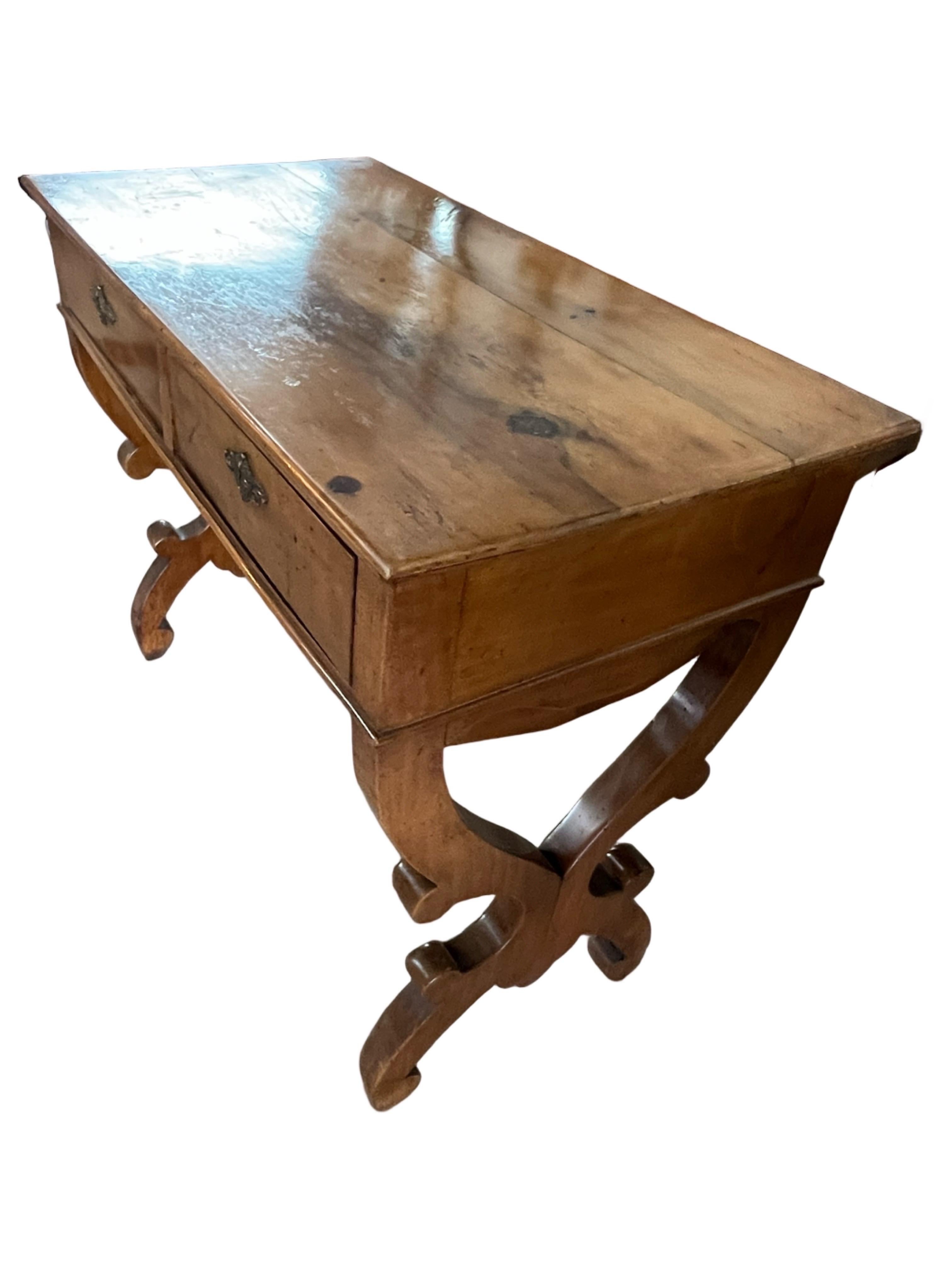 Noyer Table d'appoint / bureau en noyer italien du 19e siècle en vente