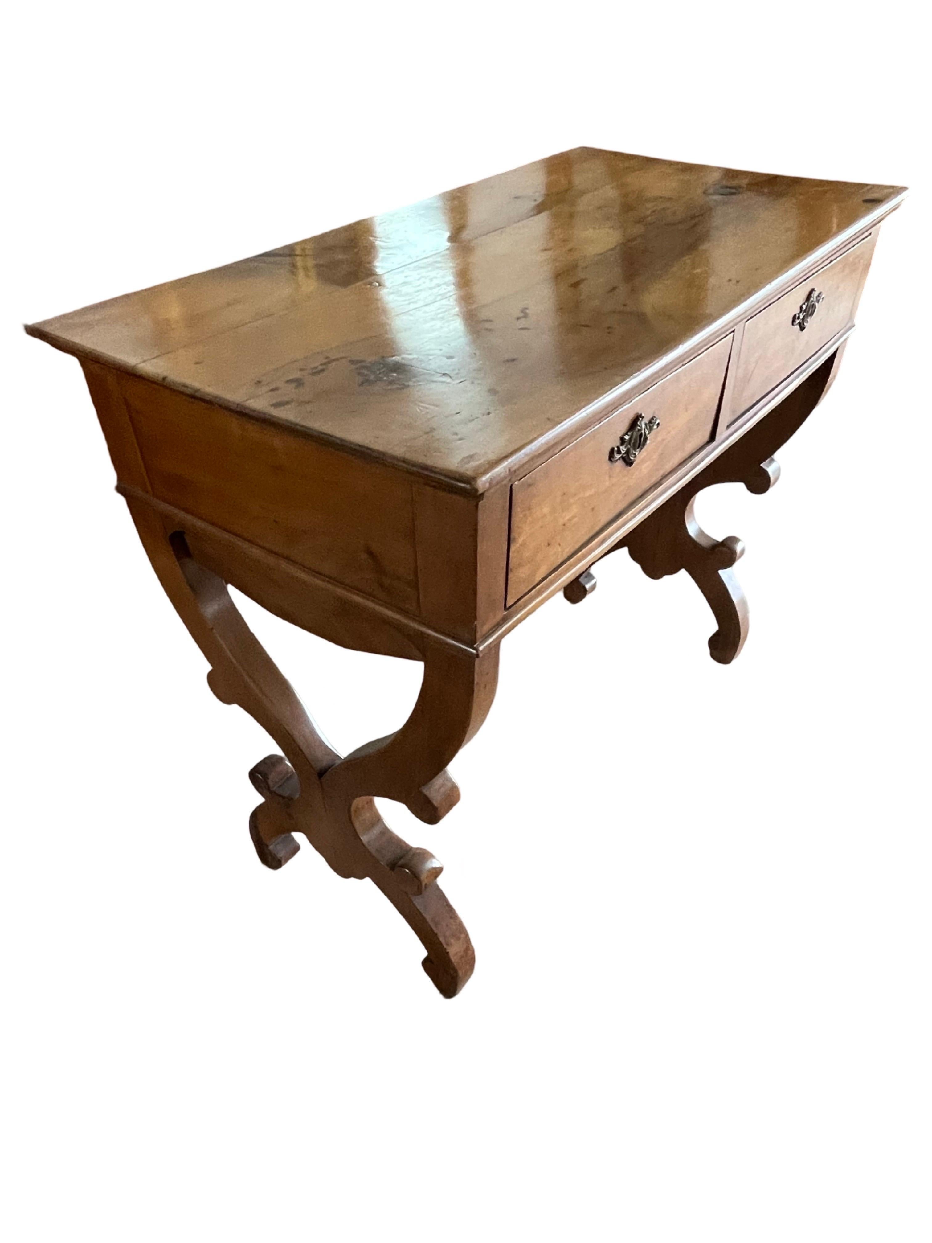 Table d'appoint / bureau en noyer italien du 19e siècle en vente 1
