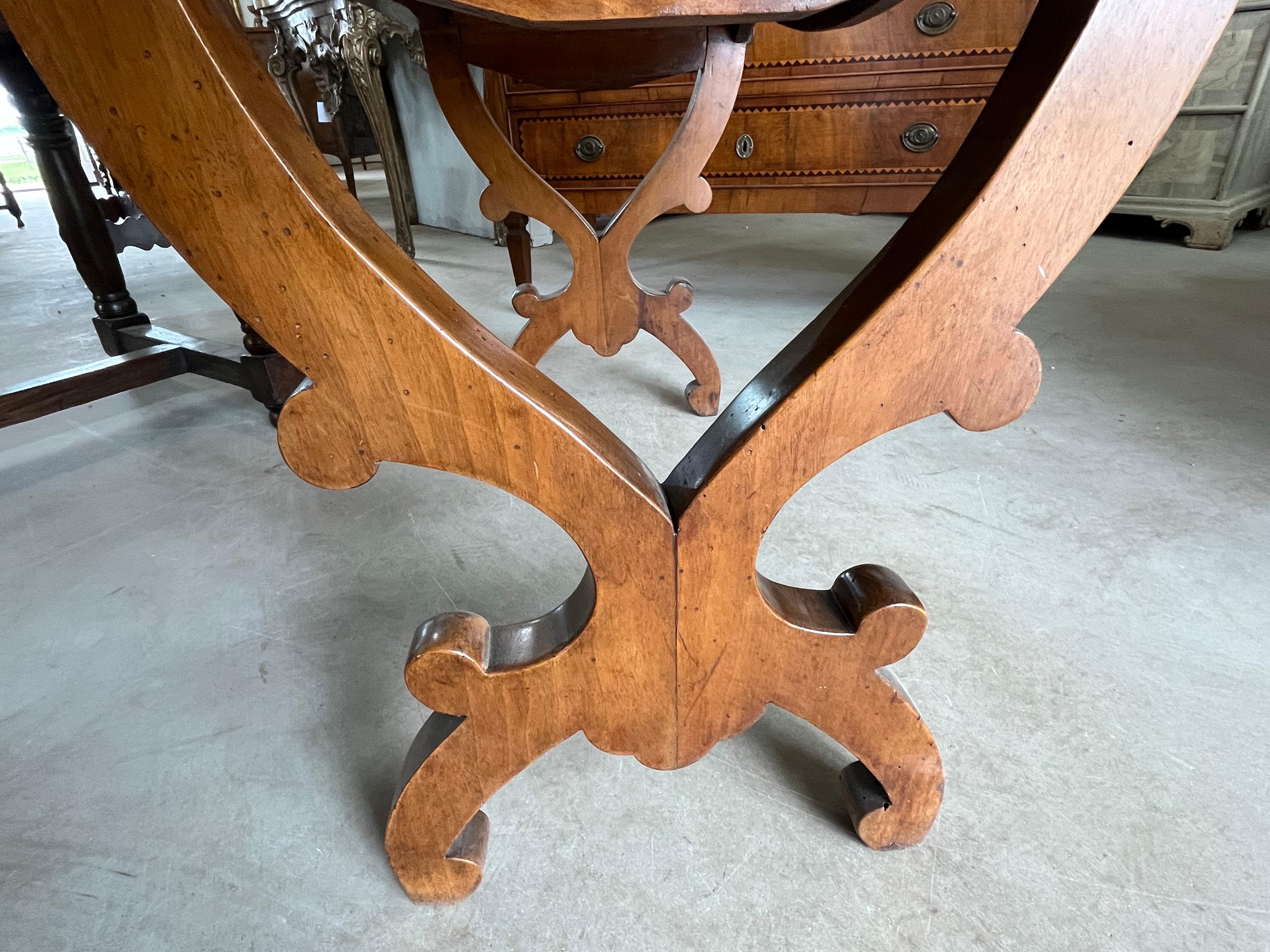 Table d'appoint / bureau en noyer italien du 19e siècle en vente 2