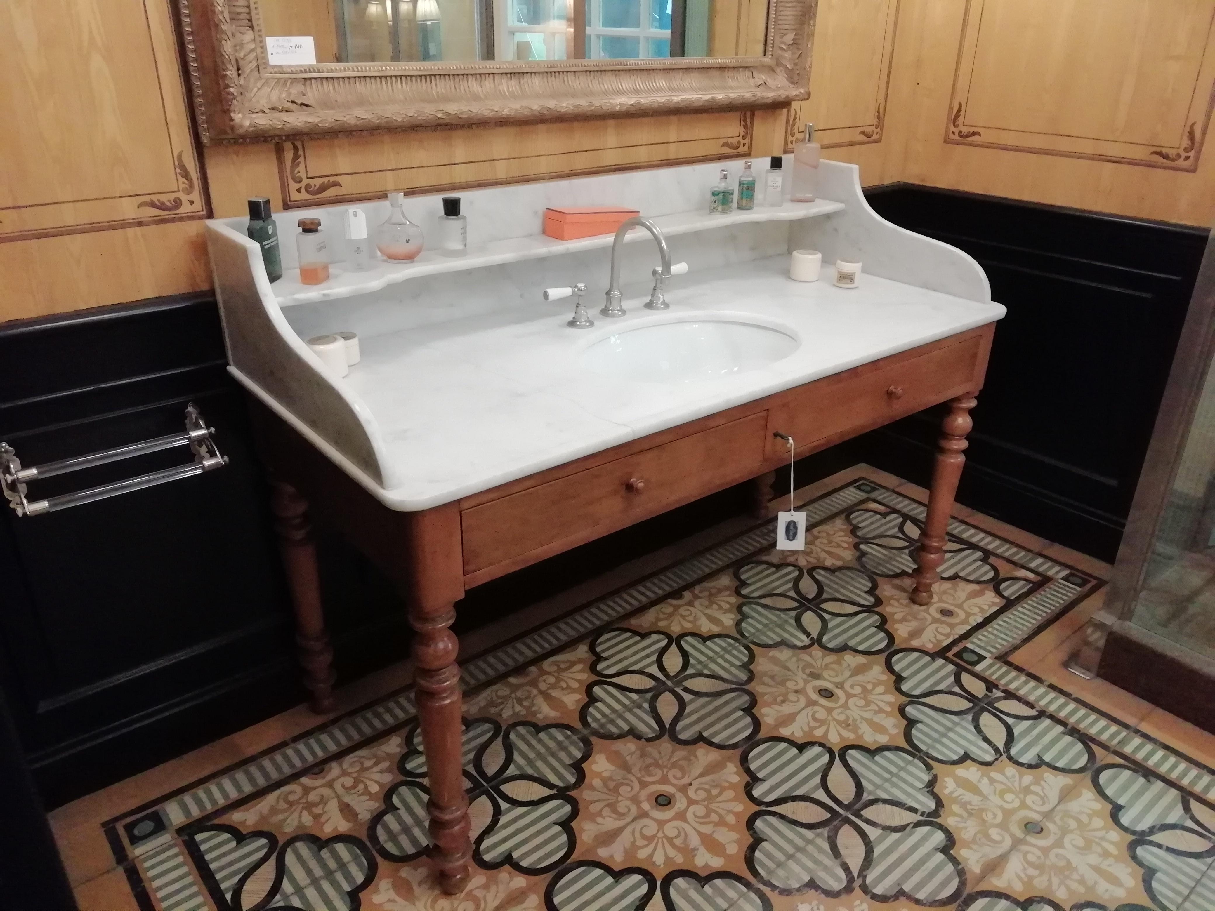 19th Century Italian Walnut Sink Cupboard with Carrara Marble Top, 1890s In Good Condition In Florence, IT