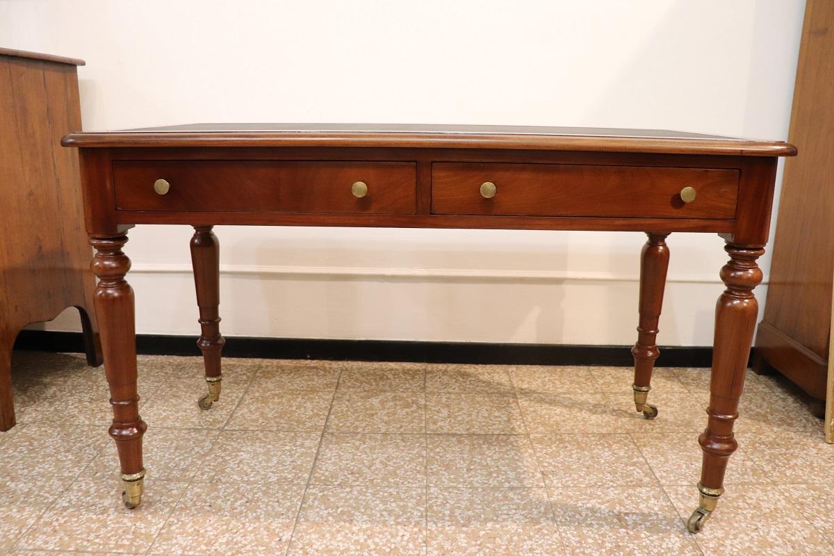 We present this elegant small Italian walnut desk dating to the mid-19th century.

It features simple lines free of excessive ornamentation. The legs are crafted with refined turning and end with gilded brass casters. On the front, you'll find two