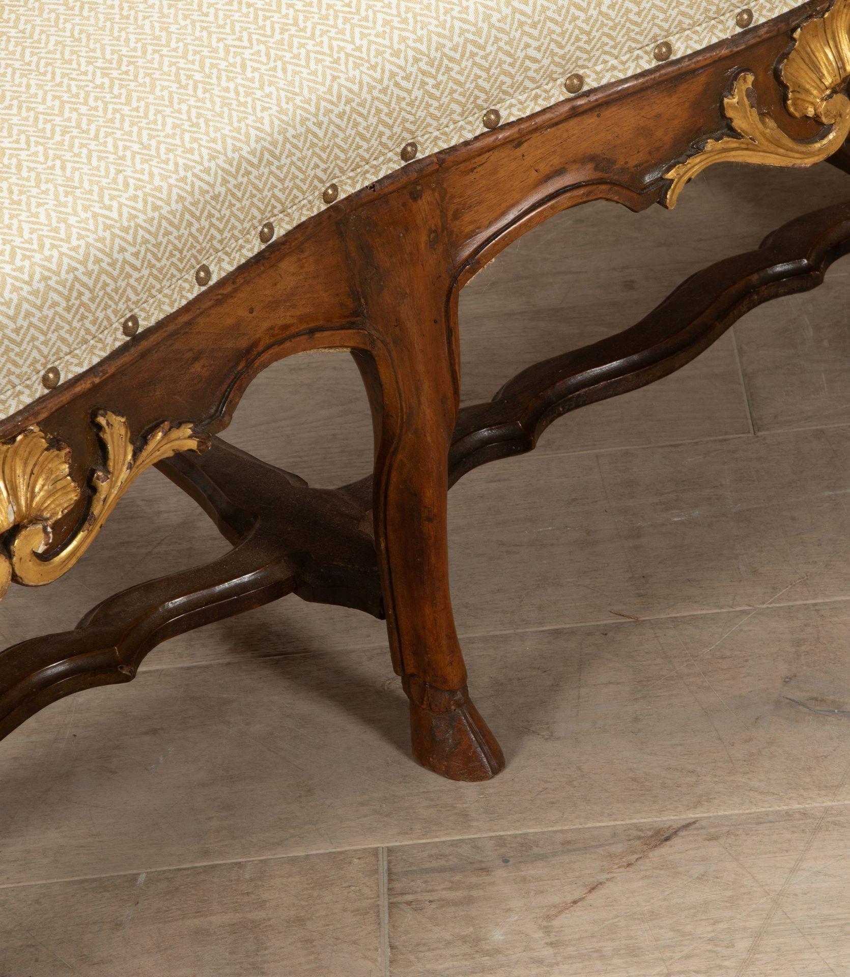 19th Century Italian Walnut Sofa from Tuscany (Italienisch) im Angebot