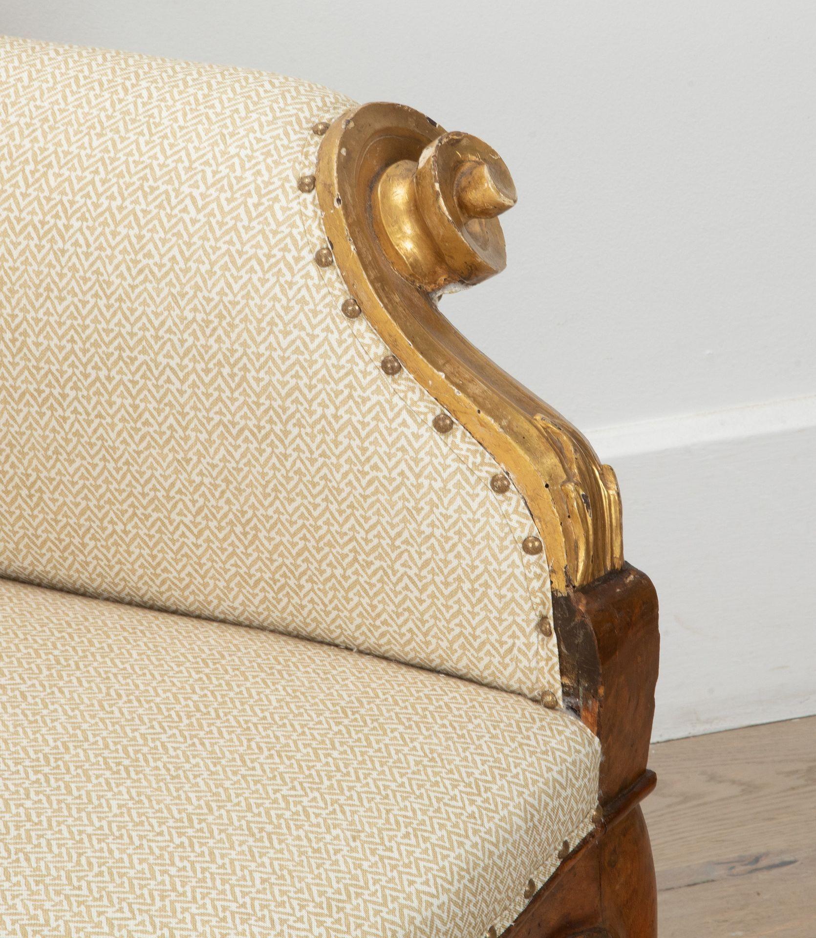 19th Century Italian Walnut Sofa from Tuscany im Zustand „Gut“ im Angebot in Gloucestershire, GB