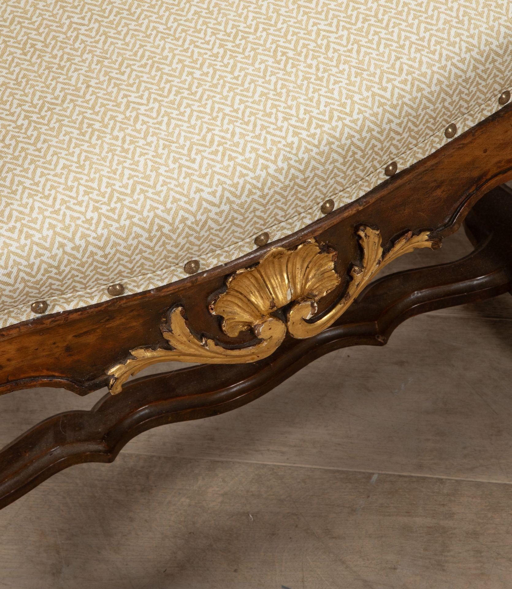 19th Century Italian Walnut Sofa from Tuscany (19. Jahrhundert) im Angebot