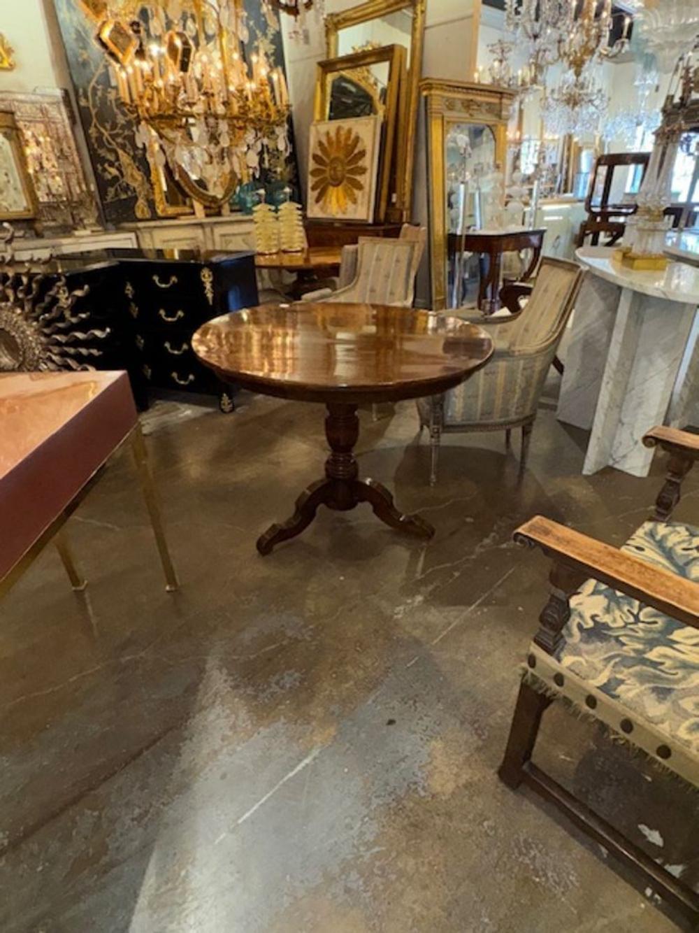 La table centrale italienne à plateau basculant du XIXe siècle présente un design unique qui permet d'incliner le plateau à la verticale lorsqu'il n'est pas utilisé, ce qui en fait un meuble polyvalent et peu encombrant. Sa fabrication italienne et
