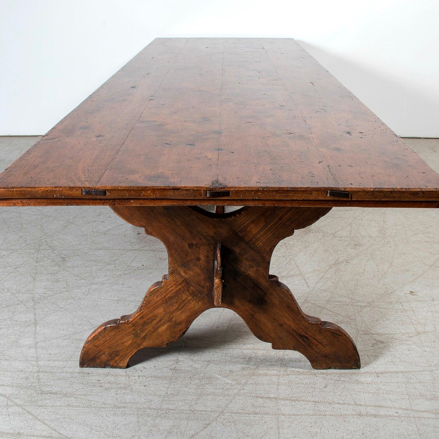 Table à tréteaux en noyer italien du 19e siècle avec base en X à volutes de Toscane en vente 6