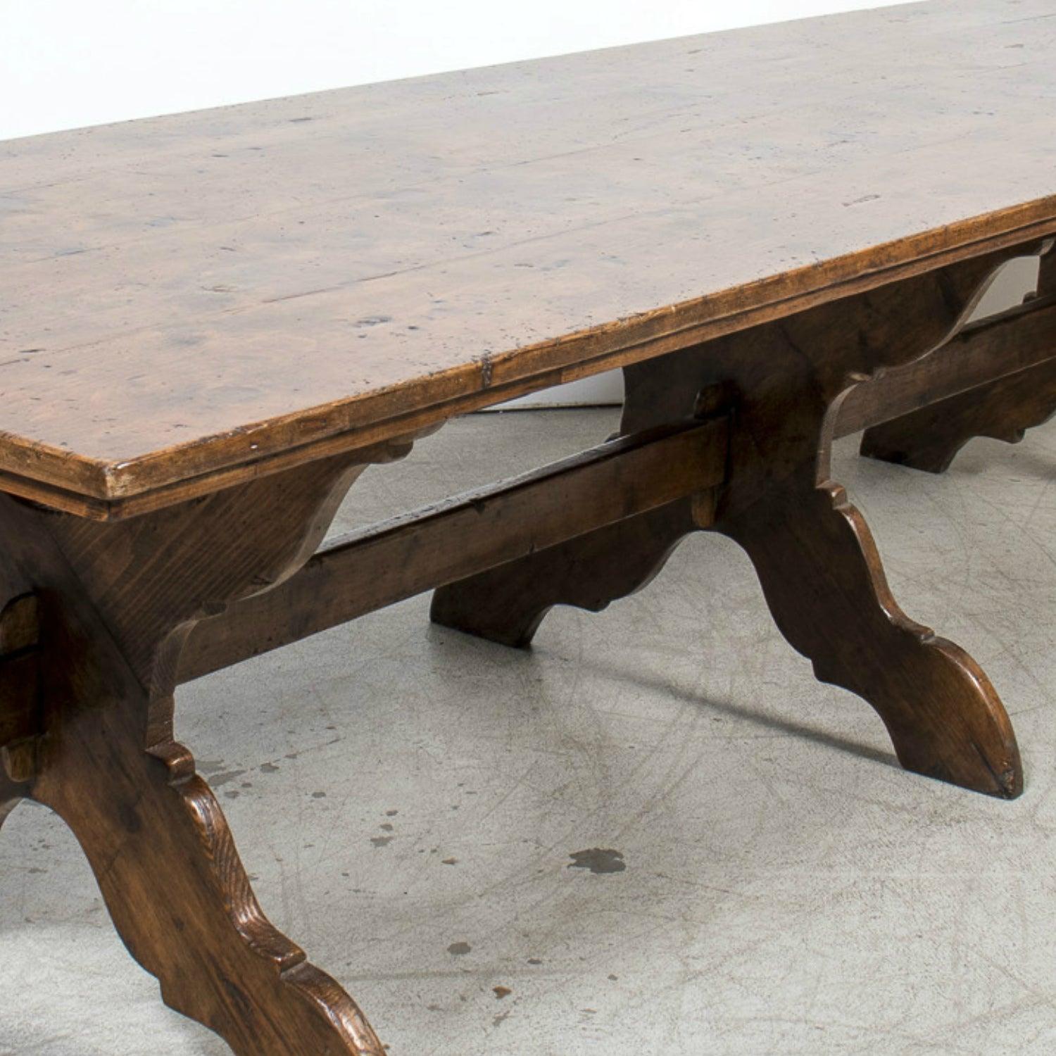 Table à tréteaux en noyer italien du 19e siècle avec base en X à volutes de Toscane en vente 8