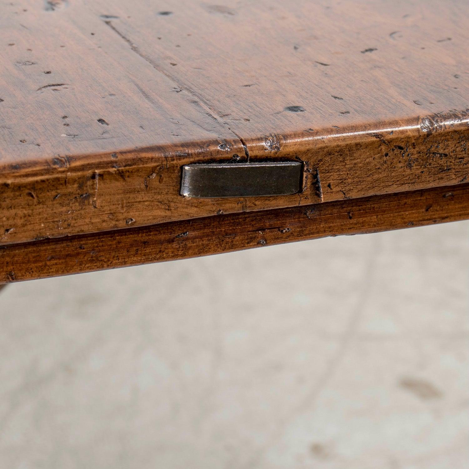 Table à tréteaux en noyer italien du 19e siècle avec base en X à volutes de Toscane en vente 11