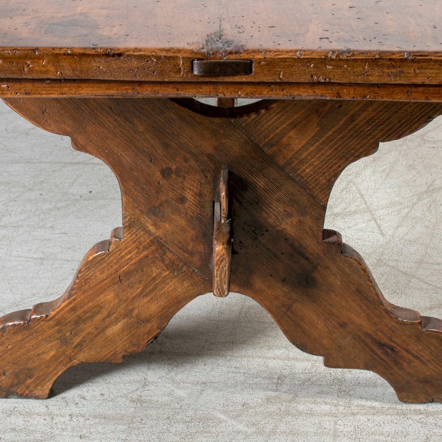 Table à tréteaux en noyer italien du 19e siècle avec base en X à volutes de Toscane en vente 12