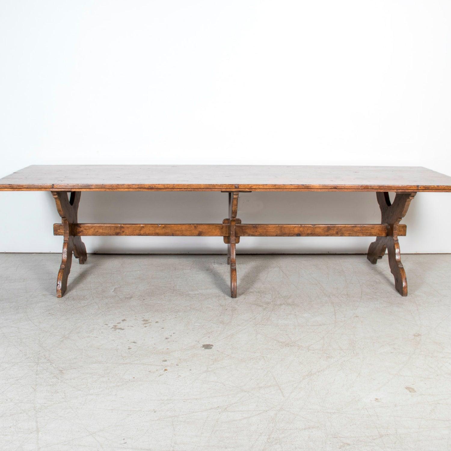 Table à tréteaux en noyer italien du 19e siècle avec base en X à volutes de Toscane Bon état - En vente à Birmingham, AL