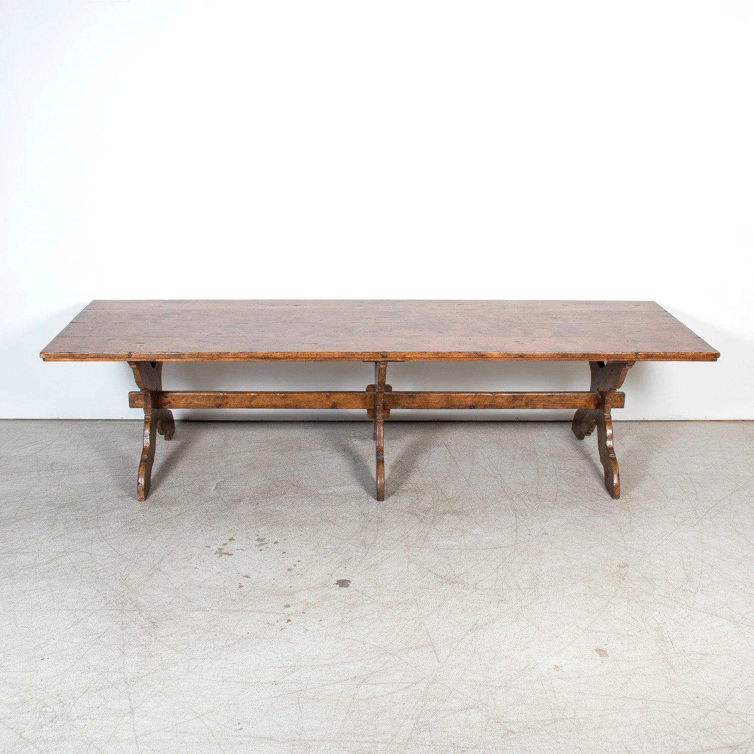 XIXe siècle Table à tréteaux en noyer italien du 19e siècle avec base en X à volutes de Toscane en vente