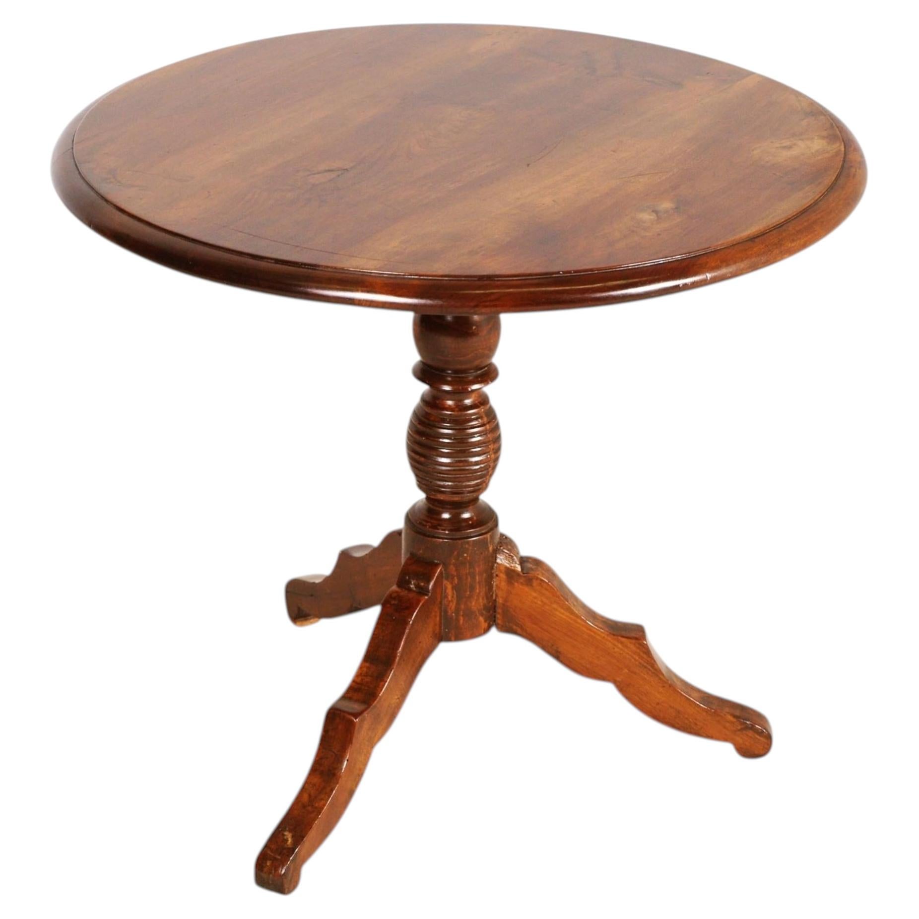19th Century Italian Walnut Tripod Table, Round Top Side Table in vendita