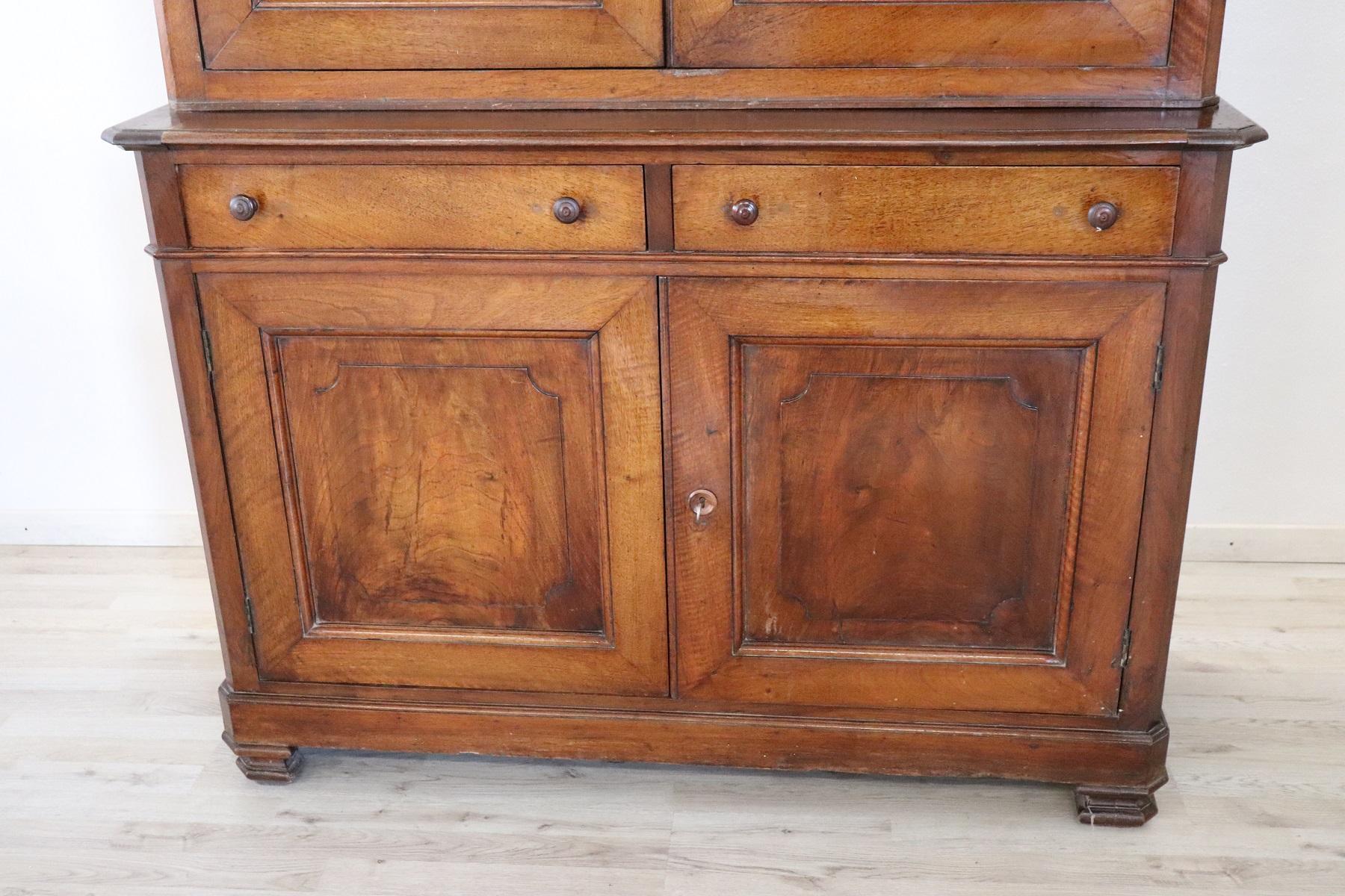 Beautiful Italian sideboard half, 19th century completely in solid walnut.
Made of two bodies that come off for easy transport.
Large interior space with shelves that can be adjusted as desired.
It needs restoration
Used signs of wear and need