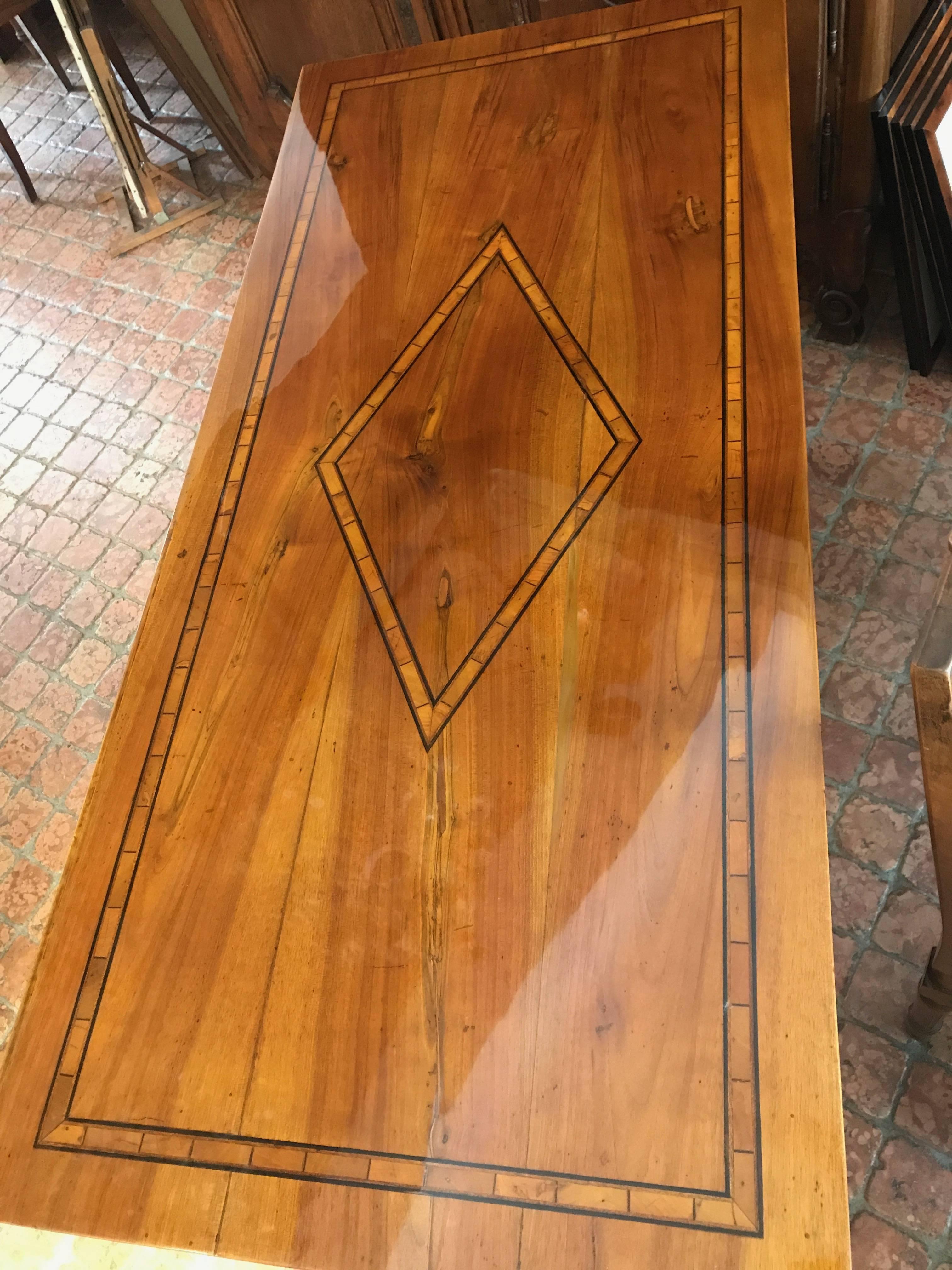 19th Century Italian Walnut Writing Desk Center Bureau Inlay Marquetry Top In Excellent Condition In Milan, IT