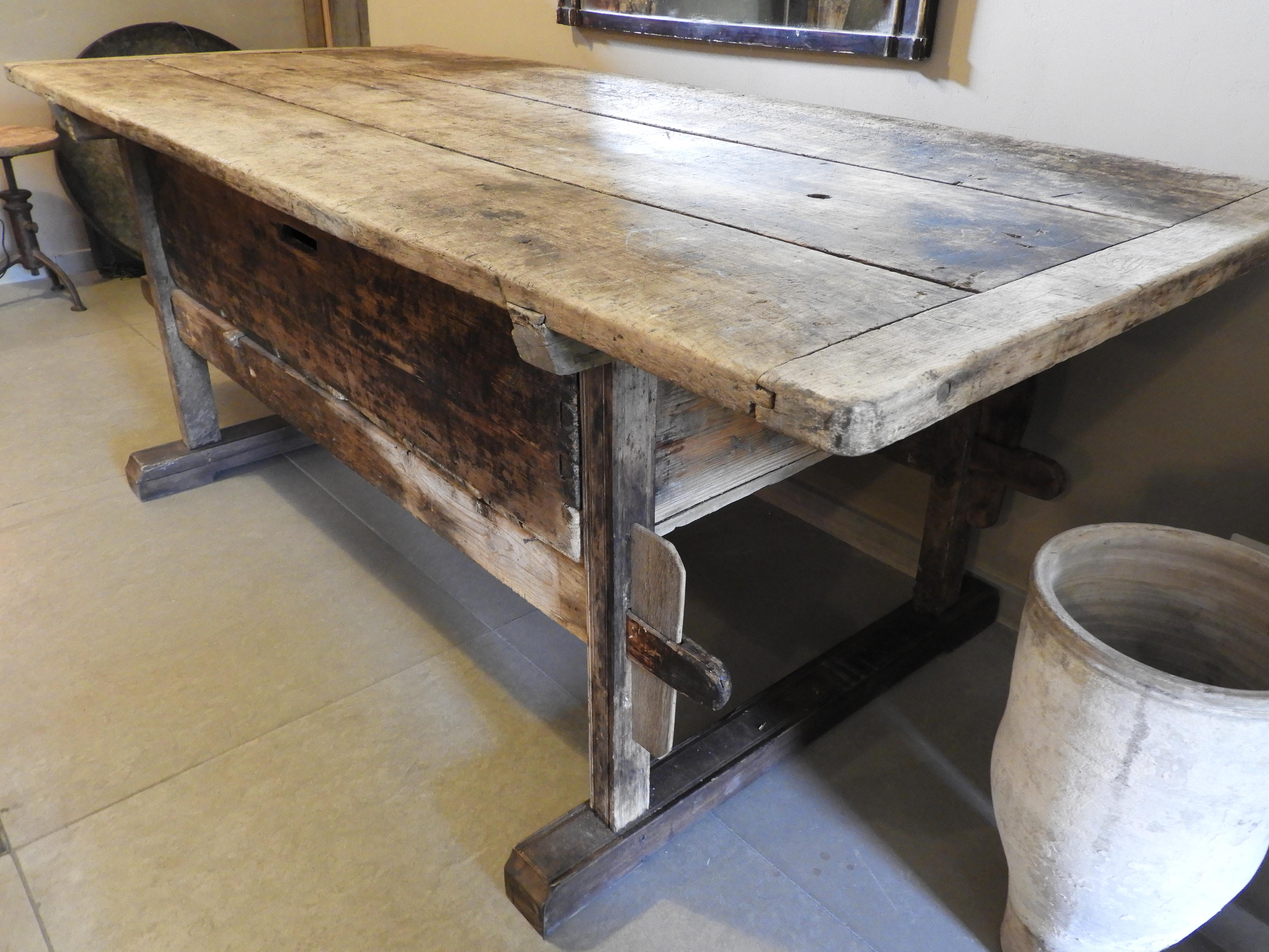 19th Century Italian Warn Pine and Poplar Country Side Table with Drawer In Distressed Condition In Zedelgem, BE