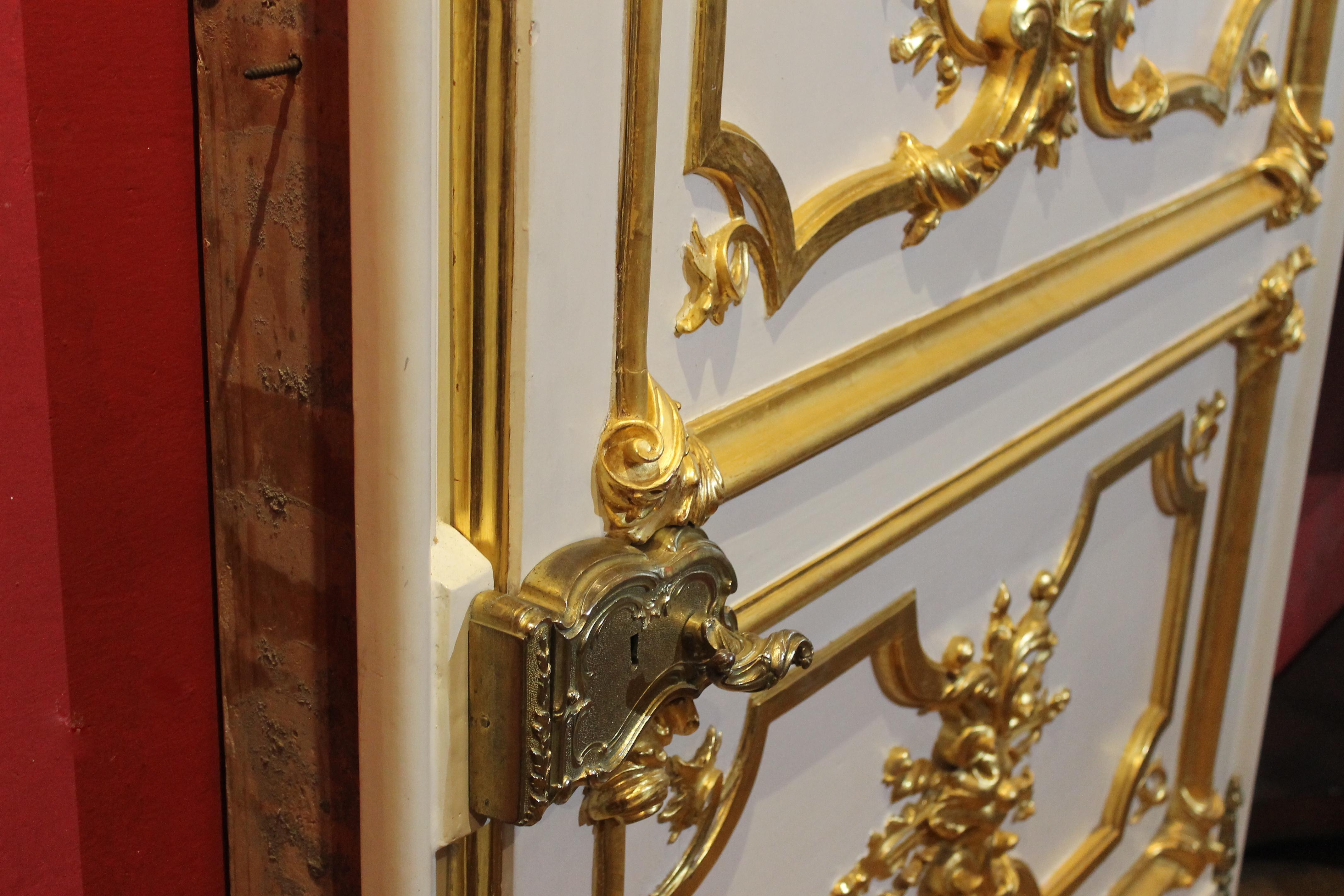 Italian Rococo White Lacquer and Giltwood Door with Gilt Bronze Handles 9