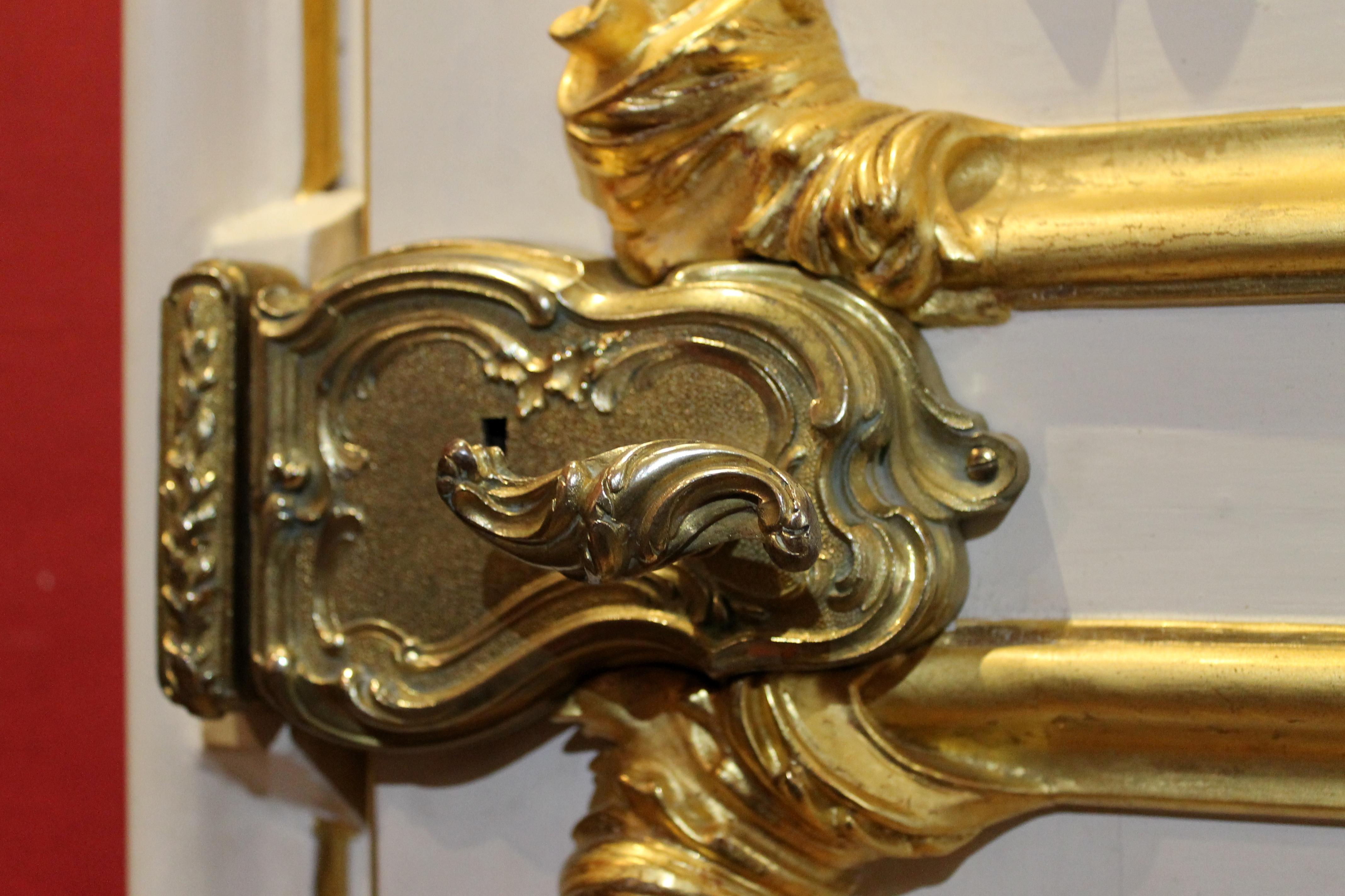 Italienische Rokokotür aus weißem Lack und Giltwood mit Griffen aus vergoldeter Bronze (Gegossen)