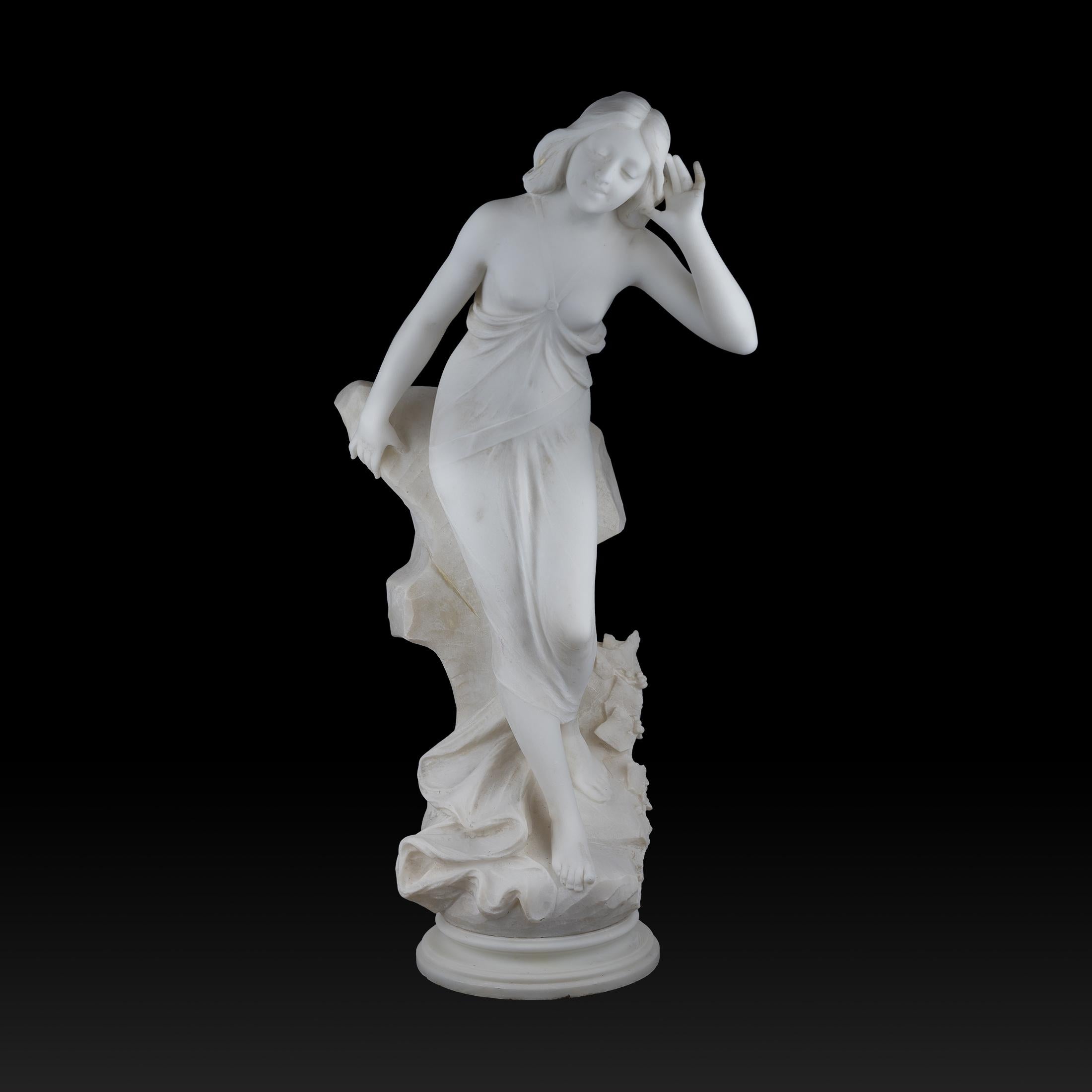 Sculpture italienne en marbre blanc représentant une beauté à moitié nue, réalisée par A. Batacchi.
Batacchi était actif à Florence, en Italie, à la fin du 19e siècle. Il travaillait surtout avec des modèles féminins, représentant généralement des