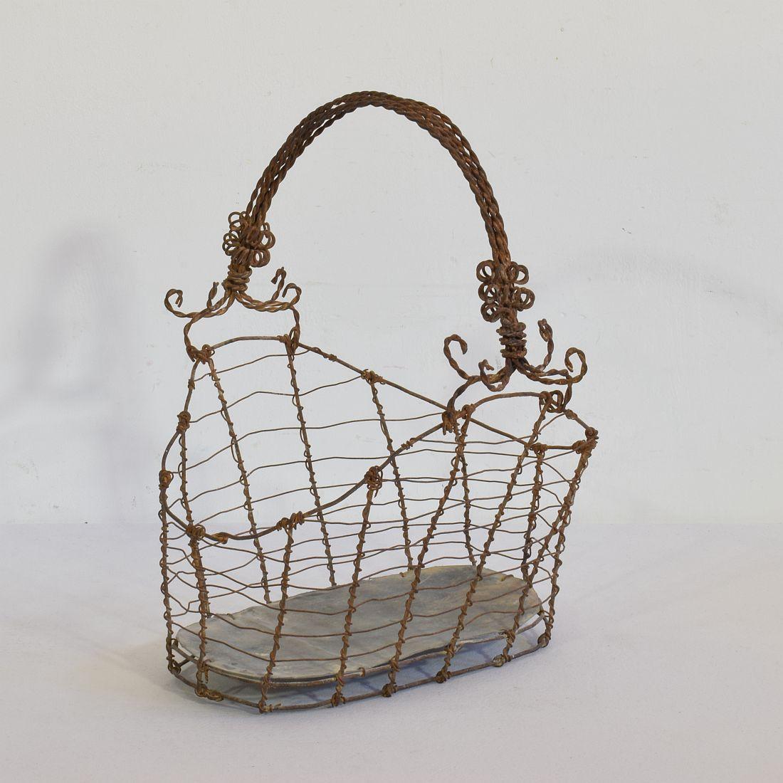 19th Century Italian Wirework Basket In Good Condition In Buisson, FR