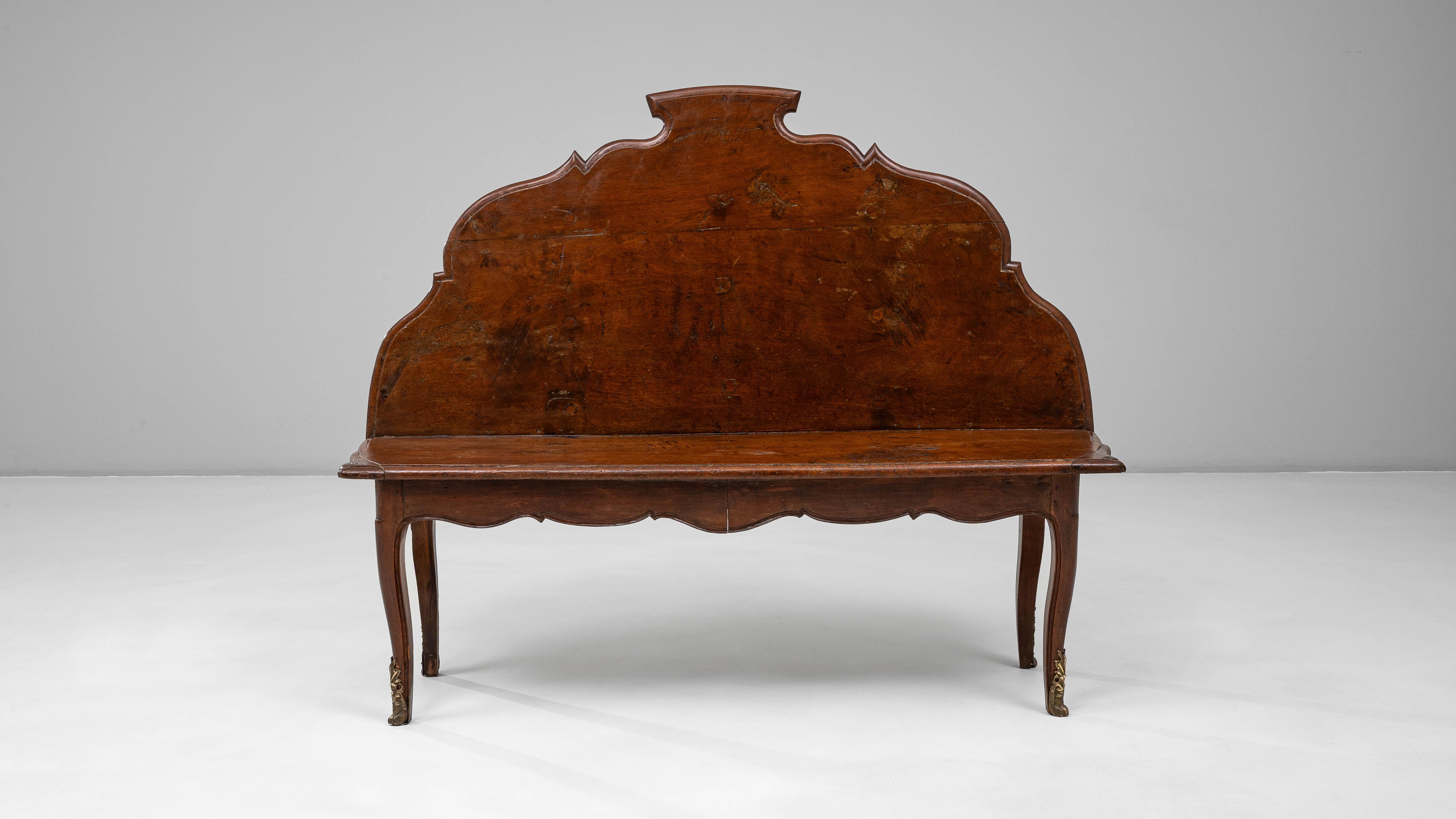 Banco de madera italiano del siglo XIX con respaldo escultórico en venta 6