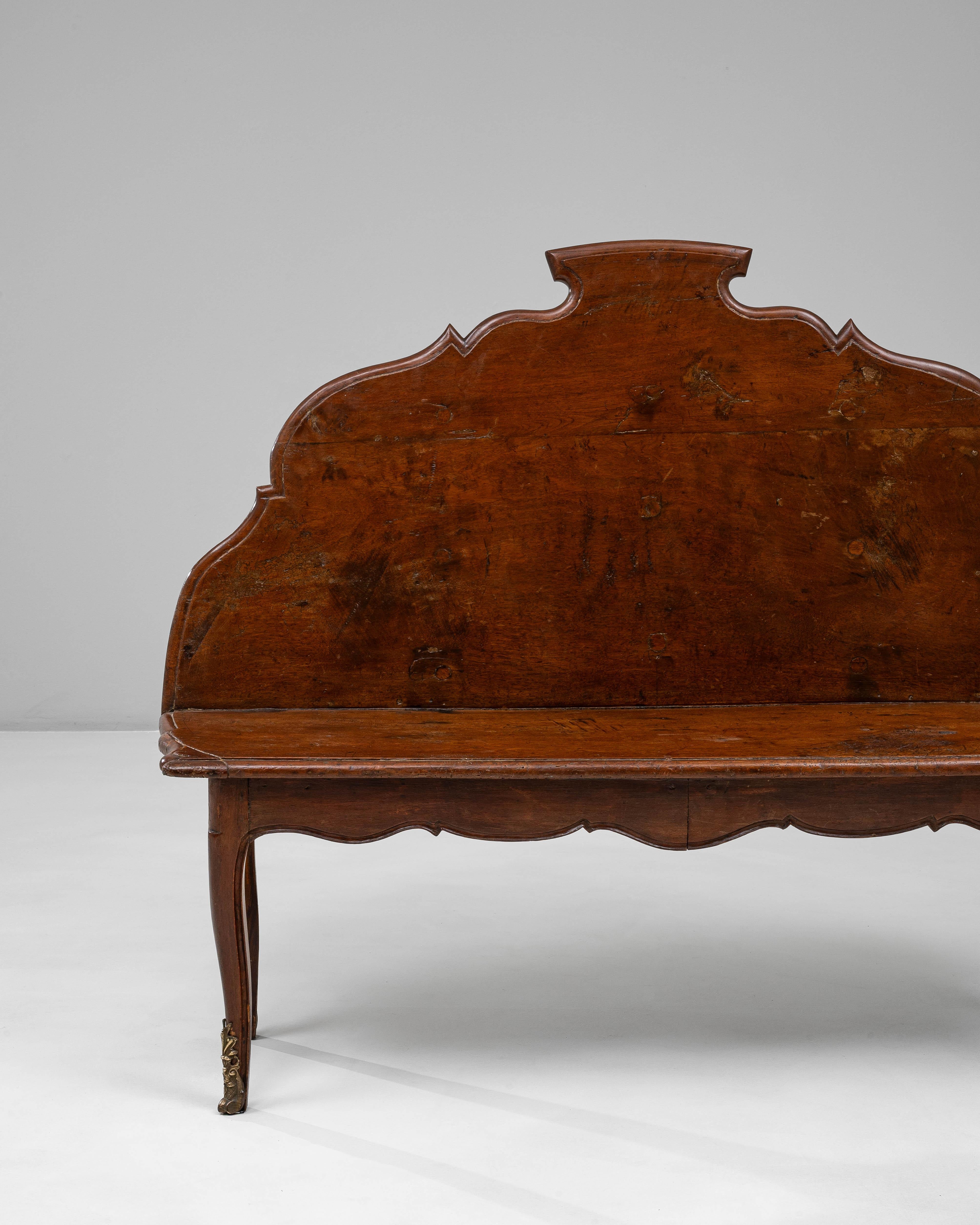 Banco de madera italiano del siglo XIX con respaldo escultórico en venta 7