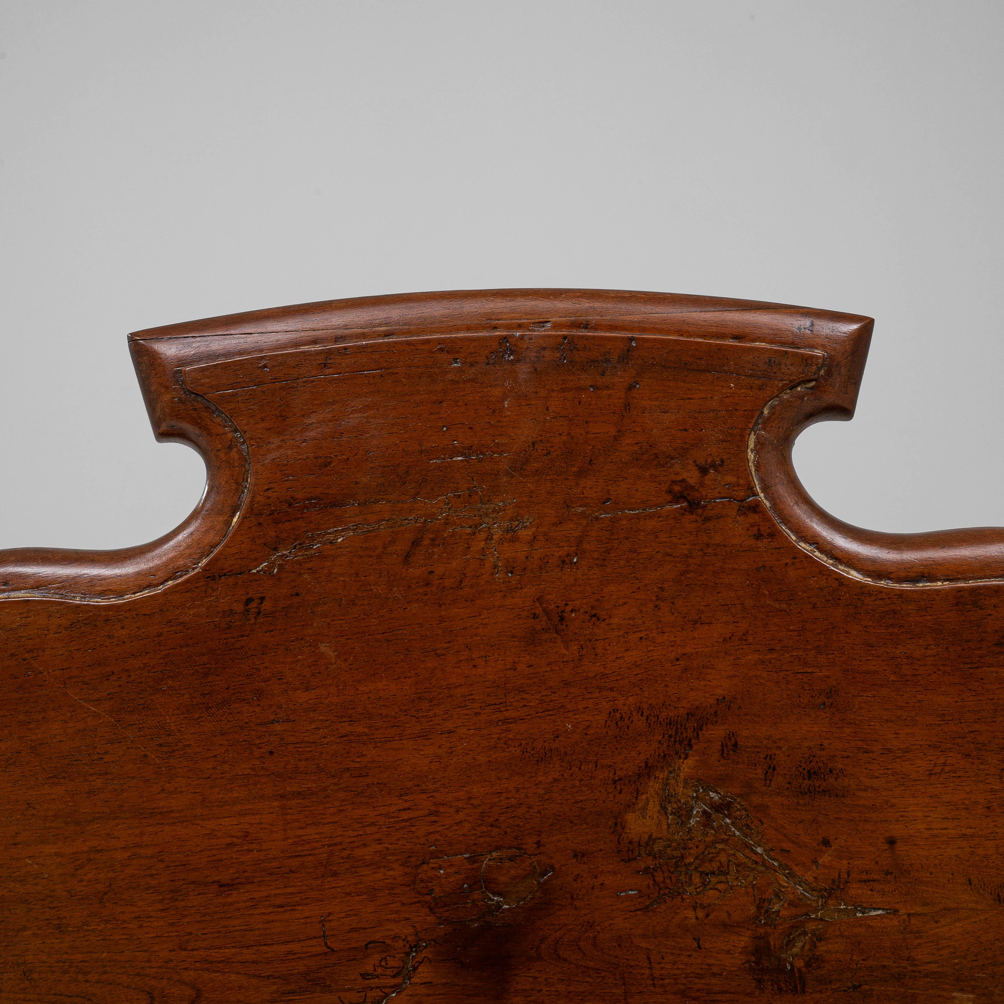 Banco de madera italiano del siglo XIX con respaldo escultórico en venta 8