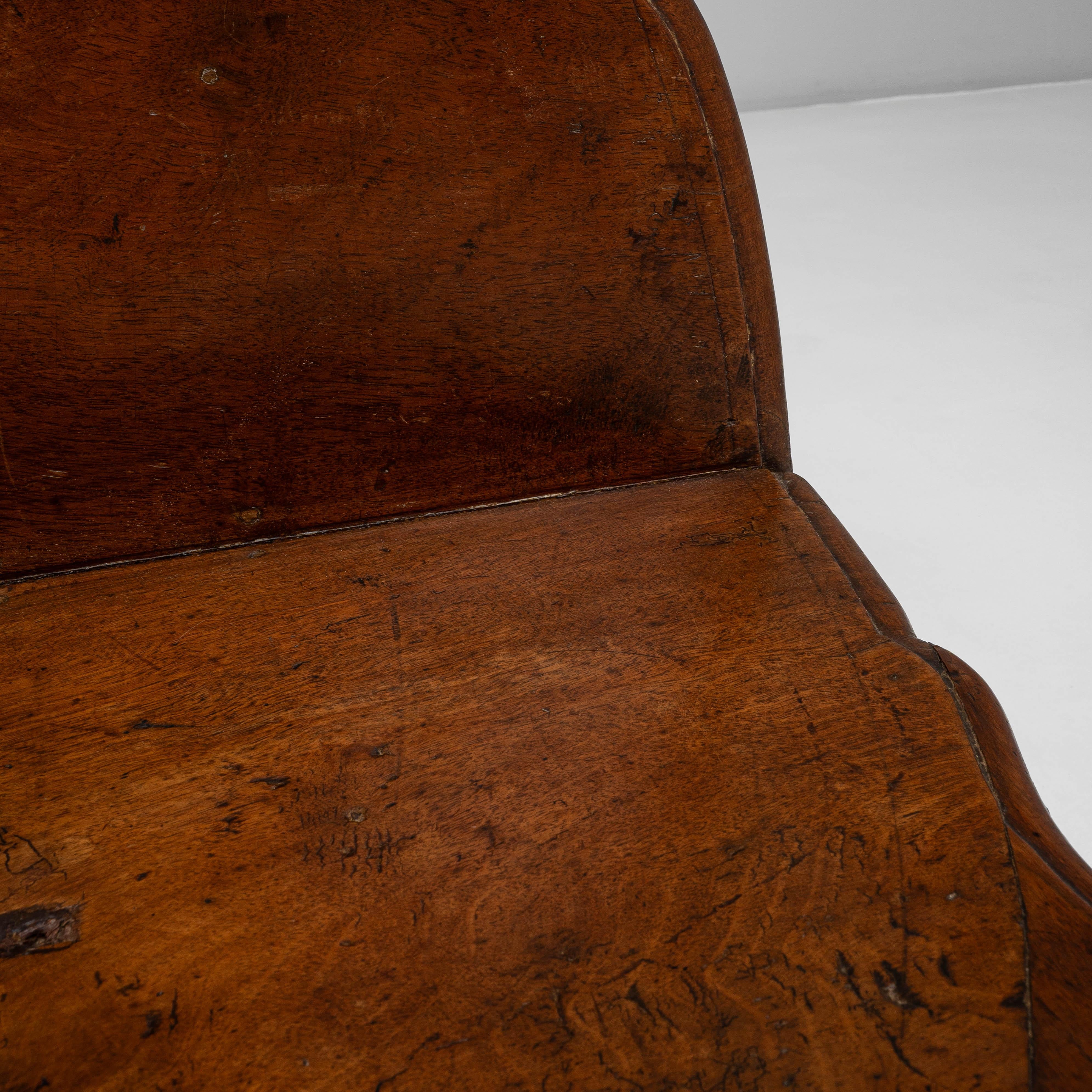 Banco de madera italiano del siglo XIX con respaldo escultórico en venta 9