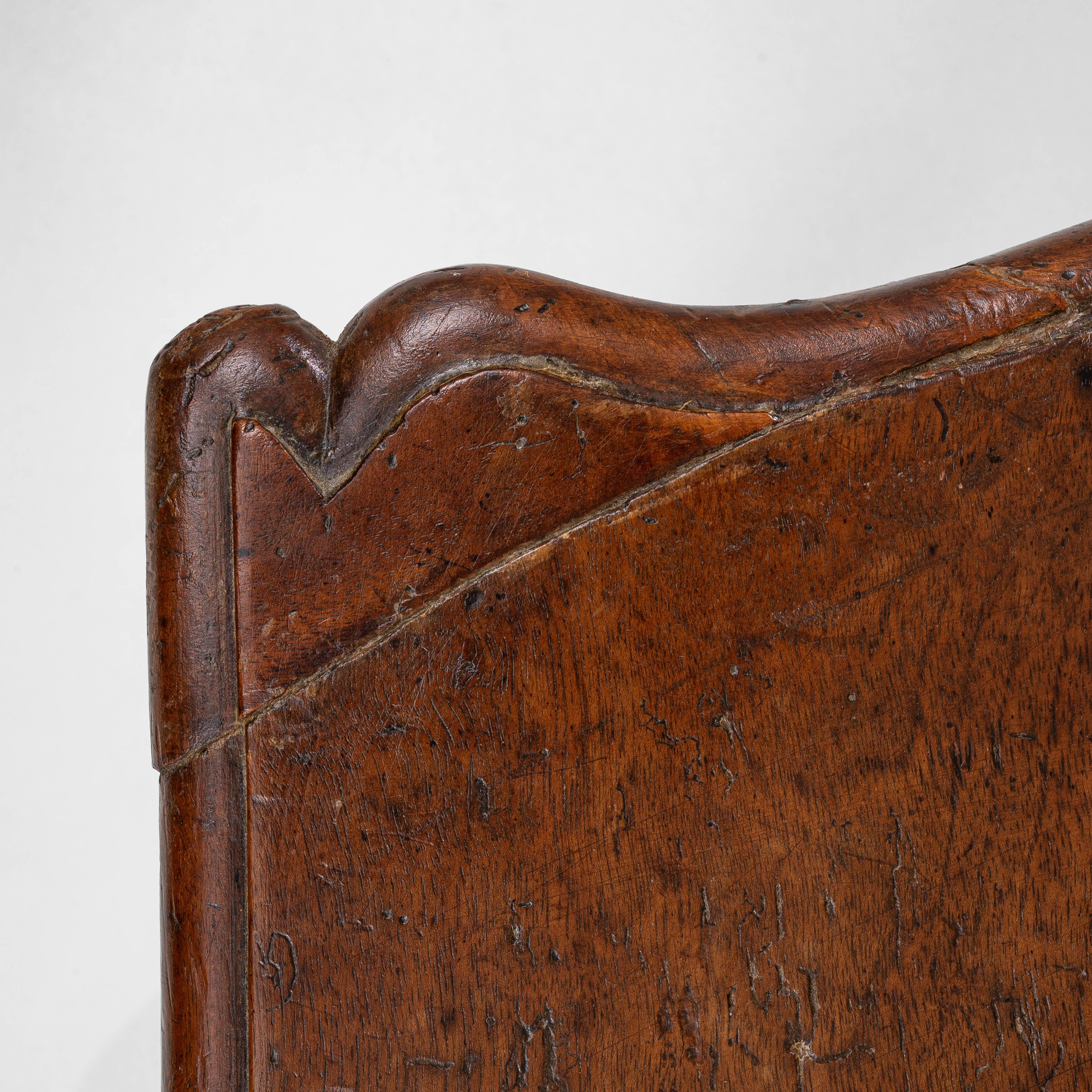 Banco de madera italiano del siglo XIX con respaldo escultórico en venta 10