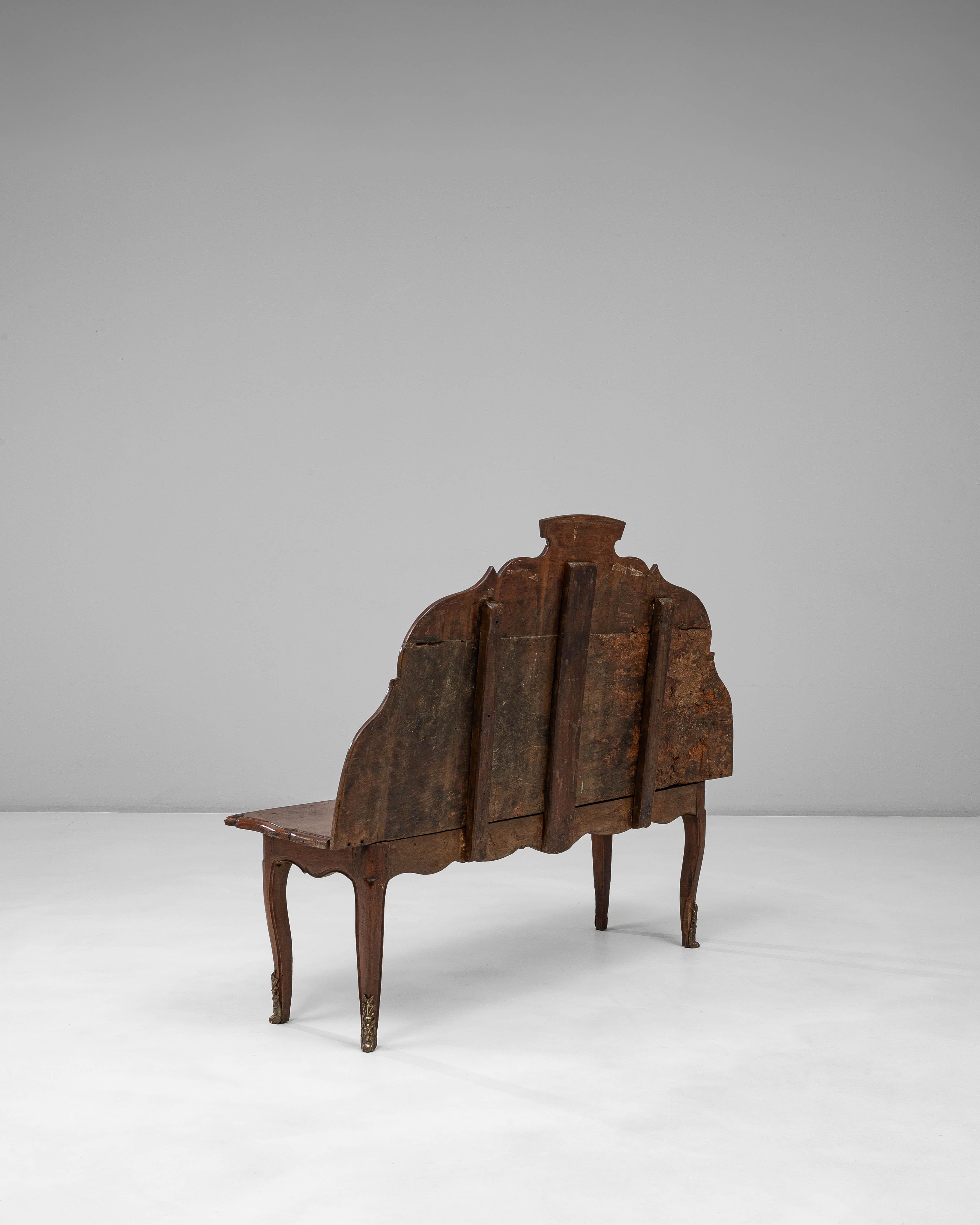 Banco de madera italiano del siglo XIX con respaldo escultórico en venta 2