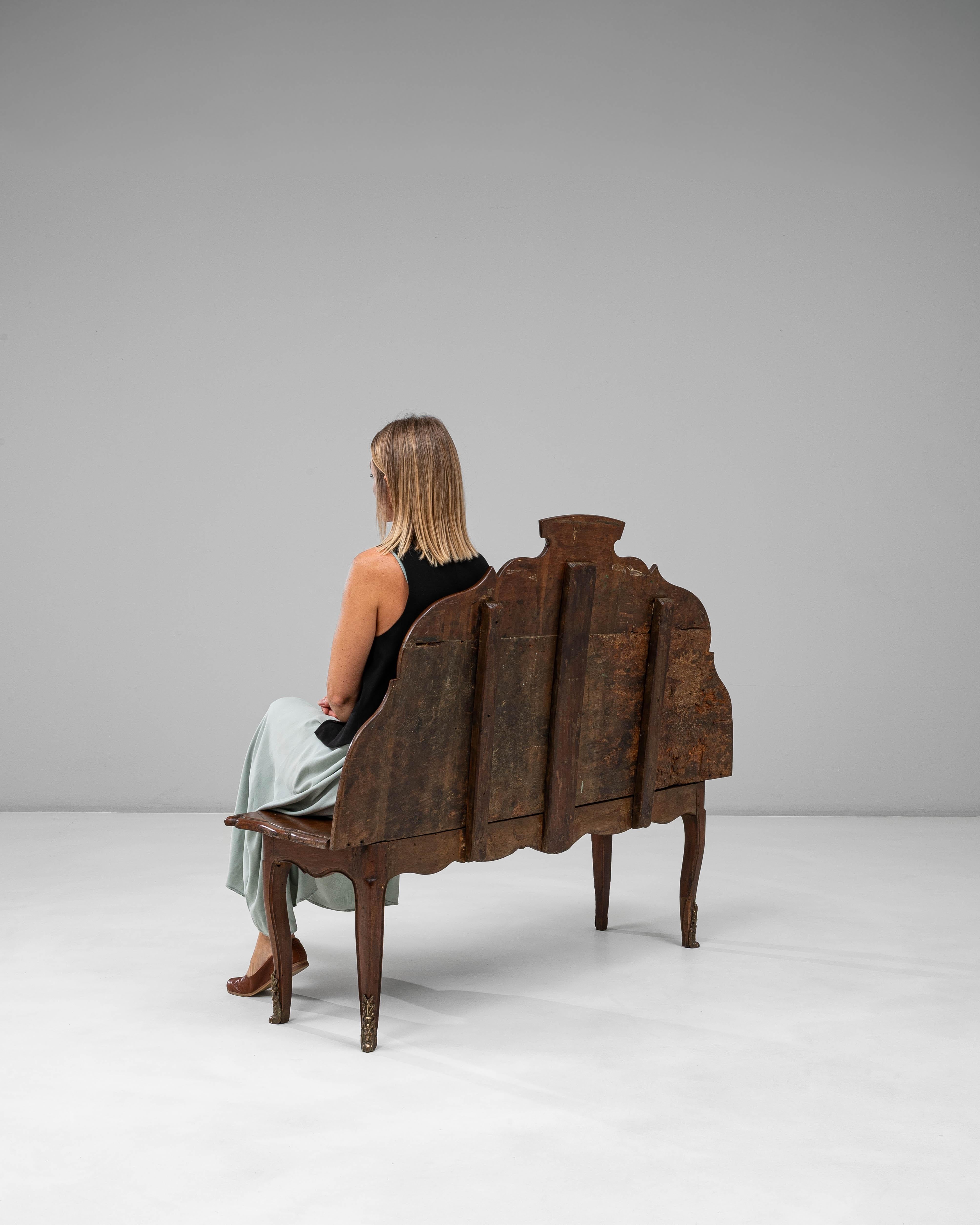 Banco de madera italiano del siglo XIX con respaldo escultórico en venta 3