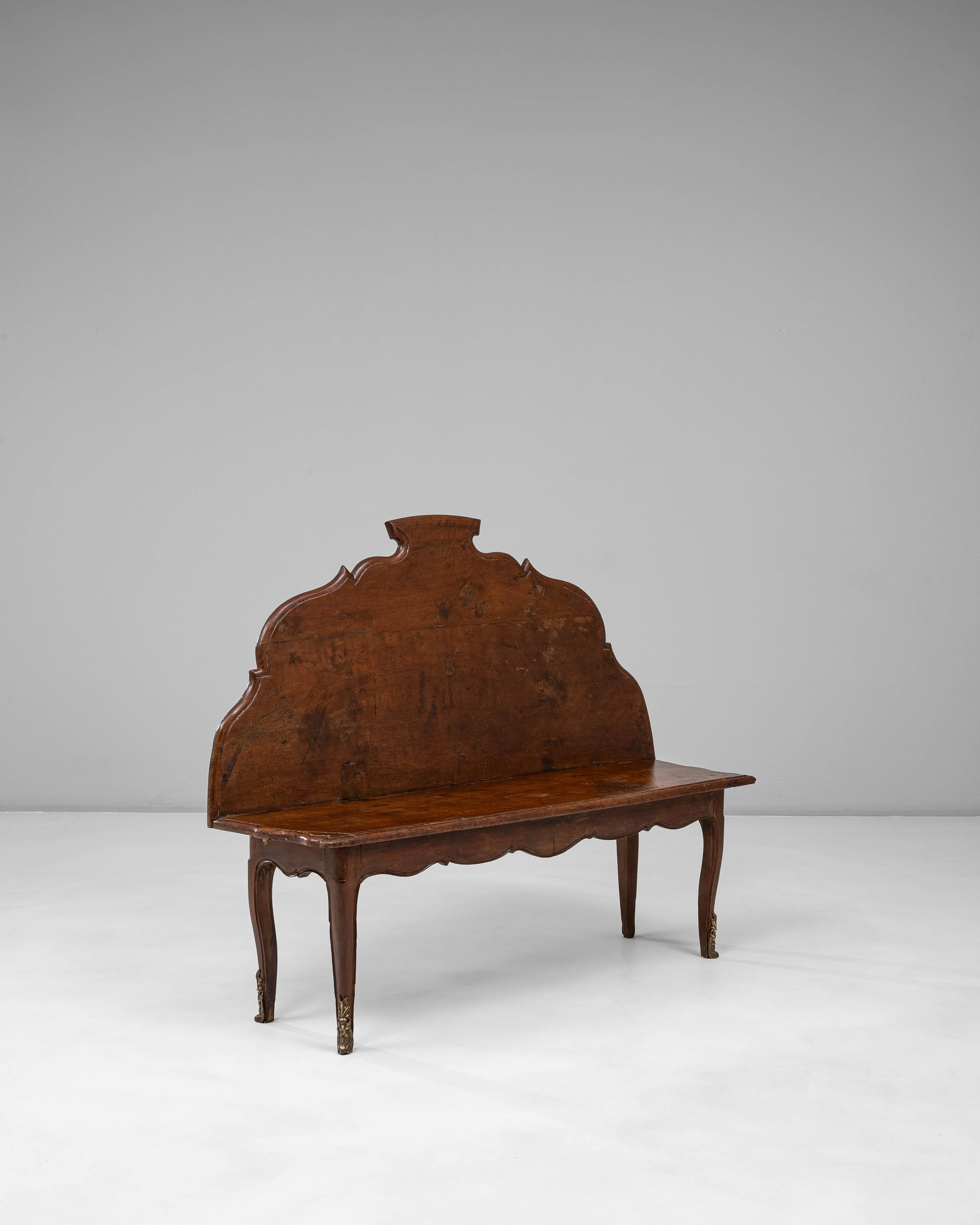 Banco de madera italiano del siglo XIX con respaldo escultórico en venta 4