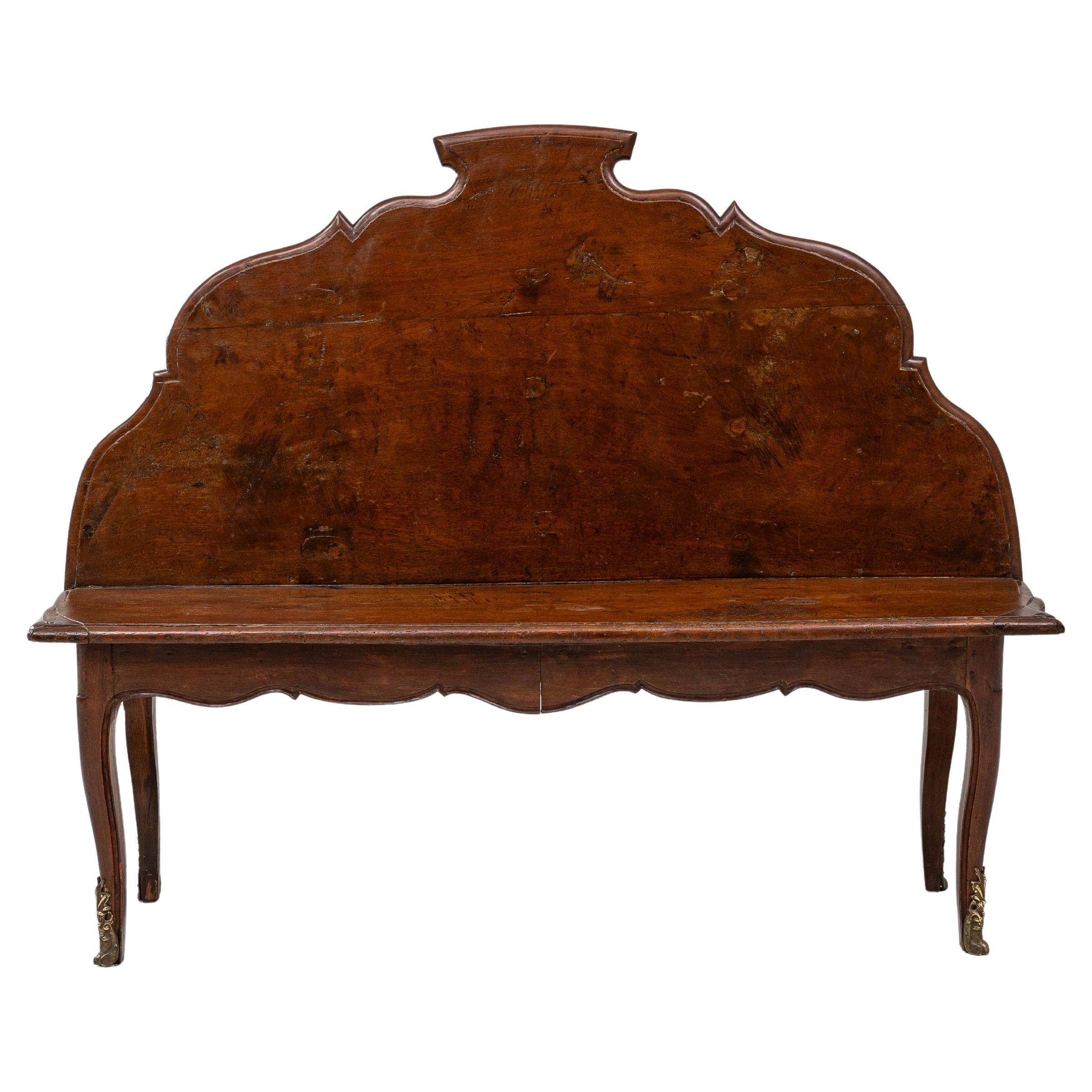 Banco de madera italiano del siglo XIX con respaldo escultórico en venta