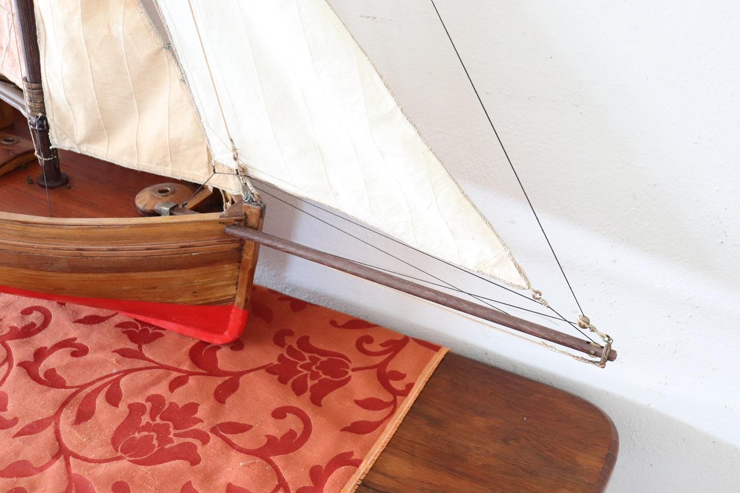 19. Jahrhundert Italienisches handgefertigtes Segelboot Modell aus Holz und Segeltuch (Mitte des 20. Jahrhunderts) im Angebot