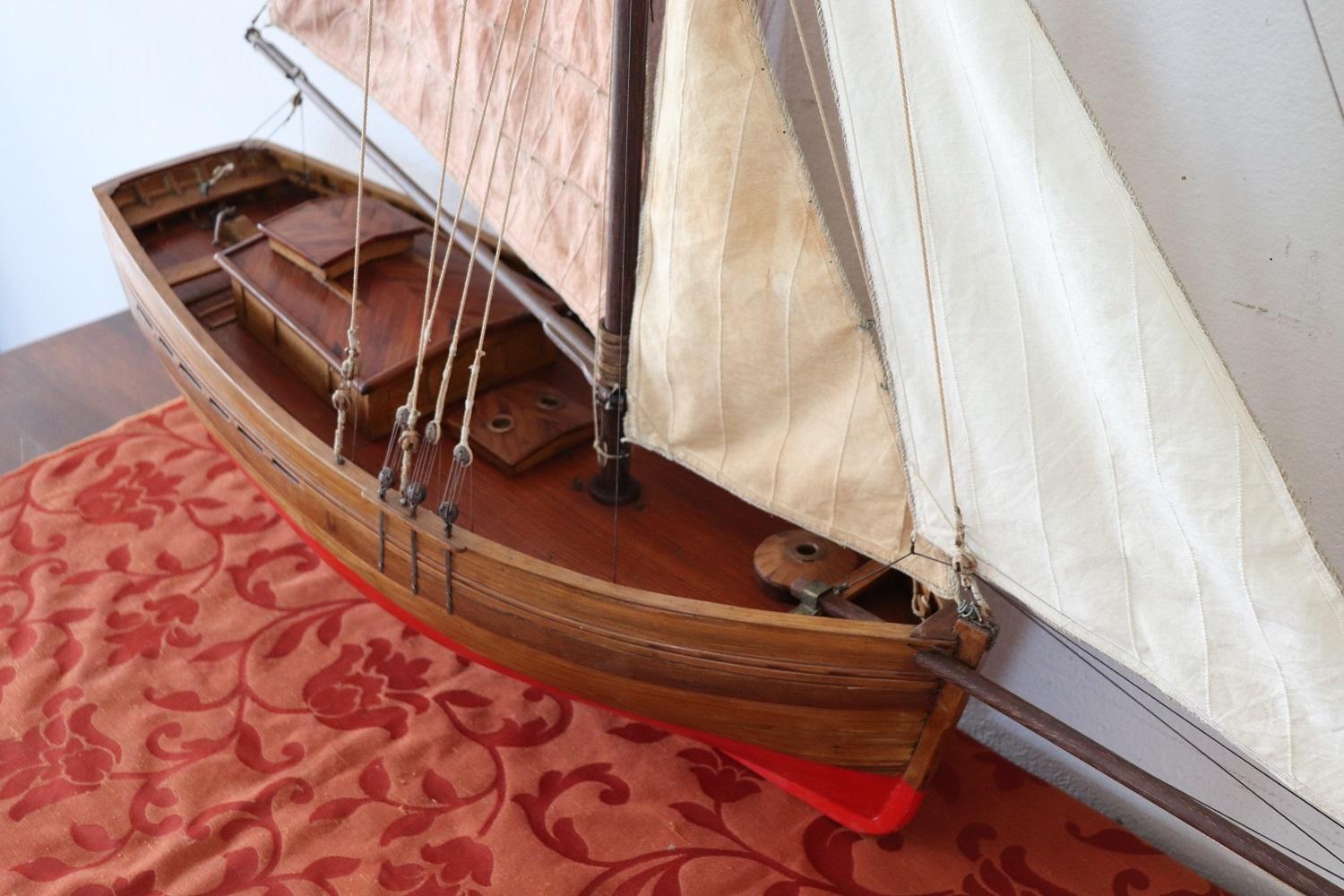 19. Jahrhundert Italienisches handgefertigtes Segelboot Modell aus Holz und Segeltuch im Angebot 1