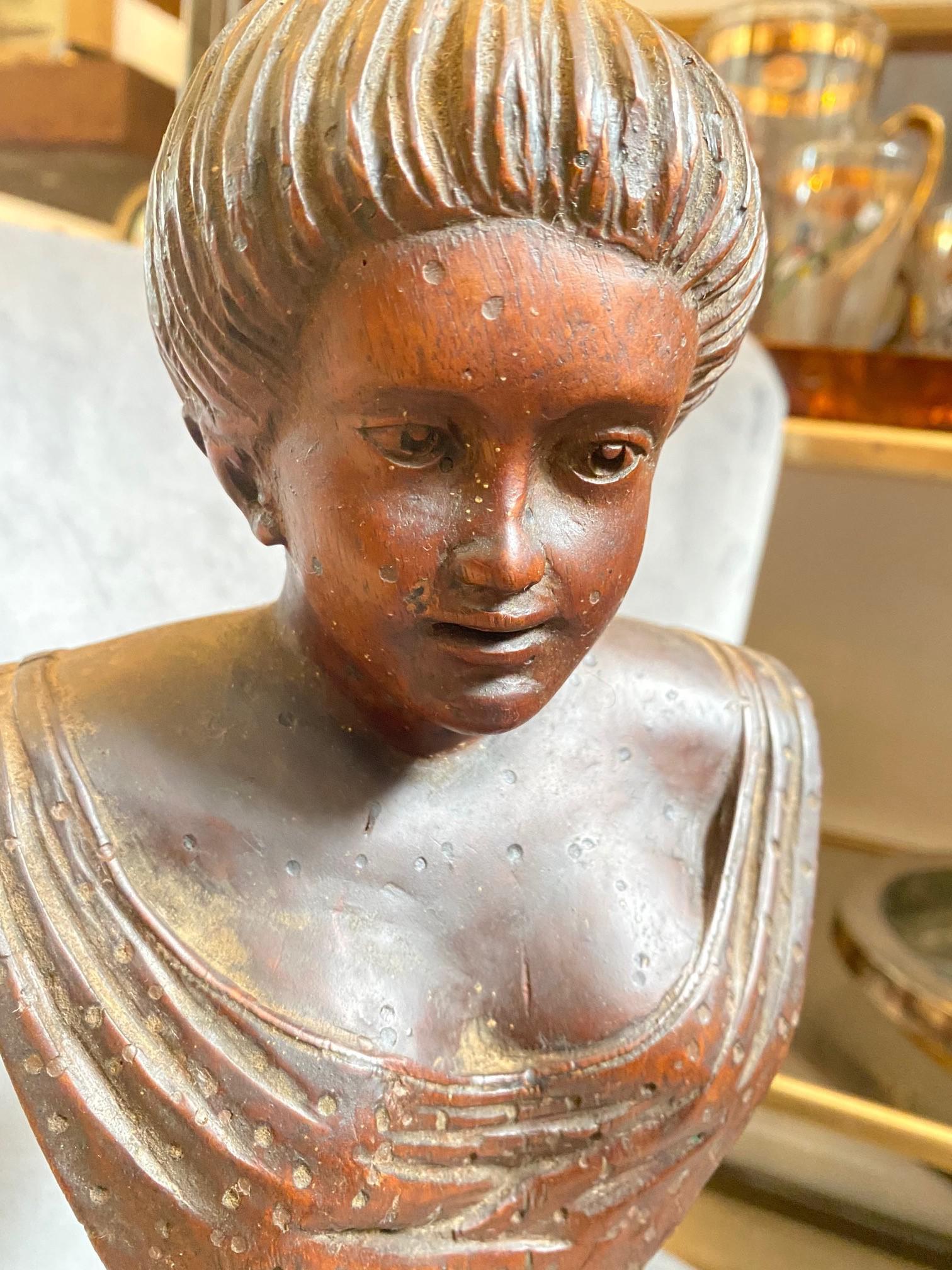 Sculpture italienne en bois représentant un buste de femme datant du milieu du XIXe siècle, avec une base purflée. Article artisanal de haute qualité.