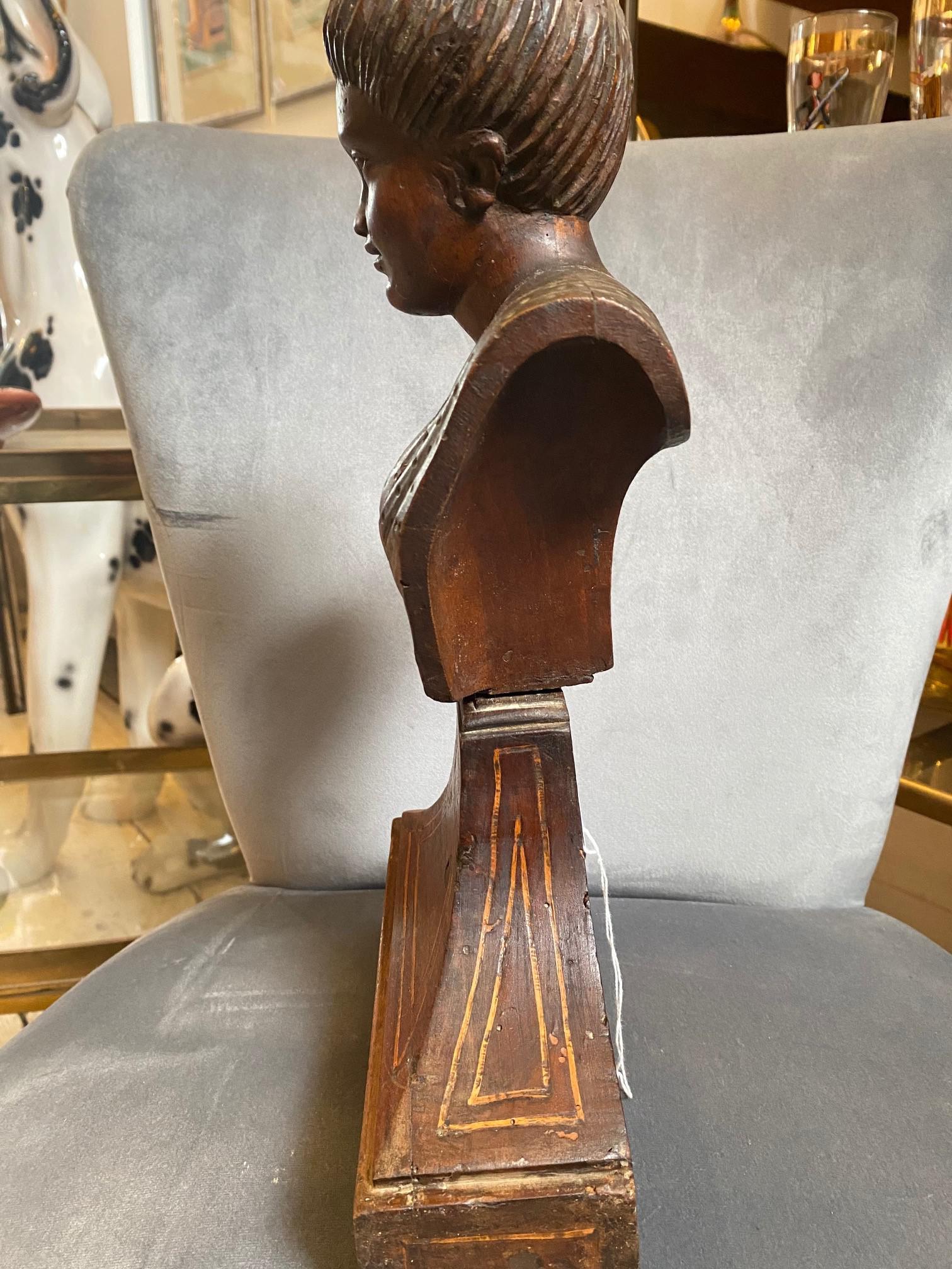 19th Century Italian Wooden Sculpture of Woman's Bust on a Base In Good Condition For Sale In Catania, Sicilia