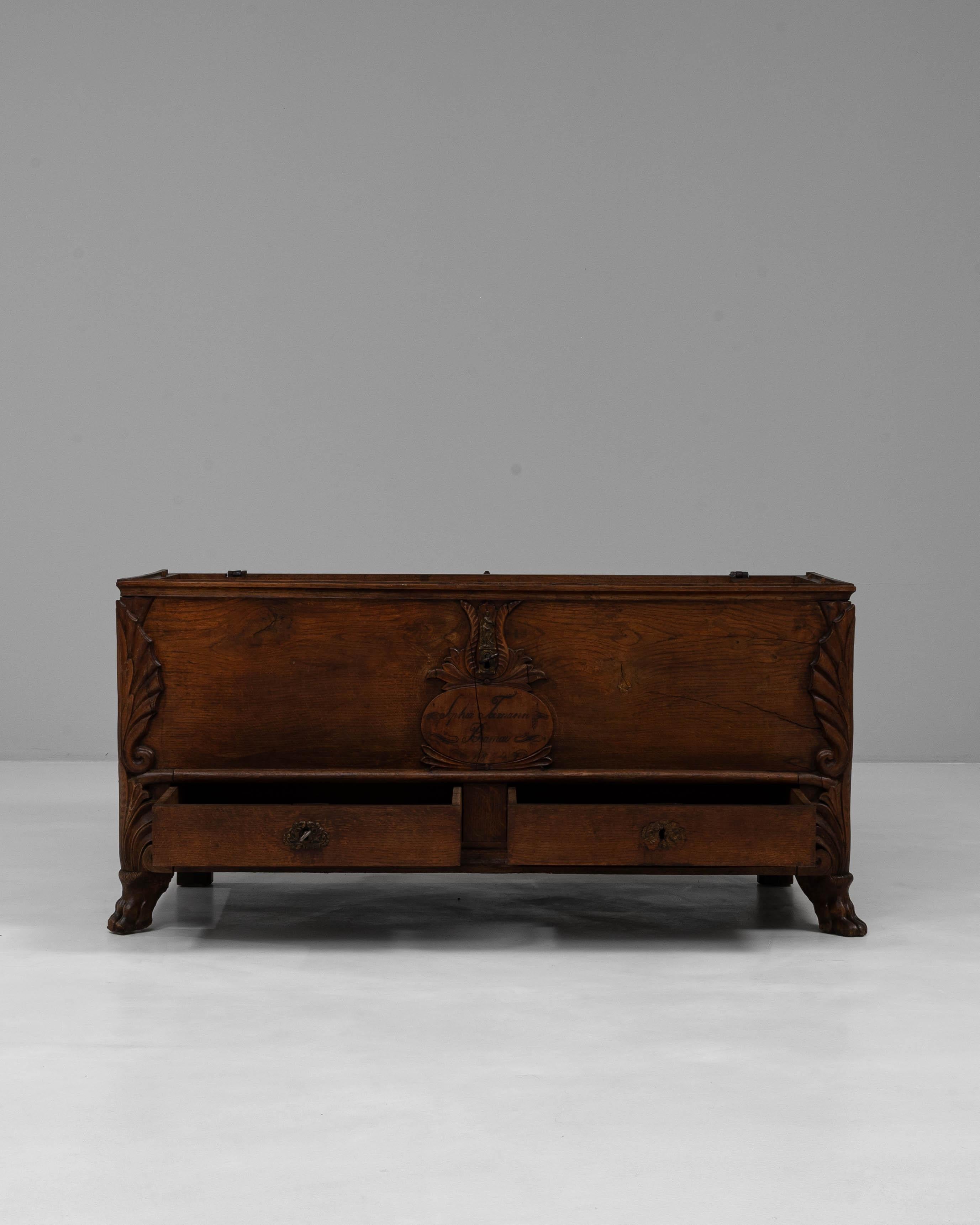 Questo baule in legno italiano del XIX secolo in patina originale è un pezzo riccamente lavorato che riflette l'ornamento espressivo e i dettagli artigianali caratteristici della lavorazione del legno italiana dell'epoca. Il coperchio a cupola,