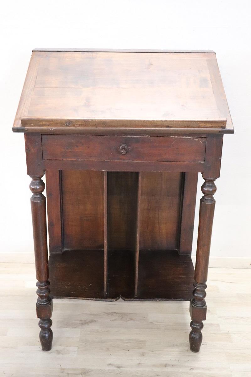 Te presentamos este gran atril italiano antiguo de mediados del siglo XIX, de la época de Louis Philippe. Fabricada en madera maciza de álamo, se caracteriza por una línea sencilla sin ornamentos, adornada con patas que presentan un bello trabajo de