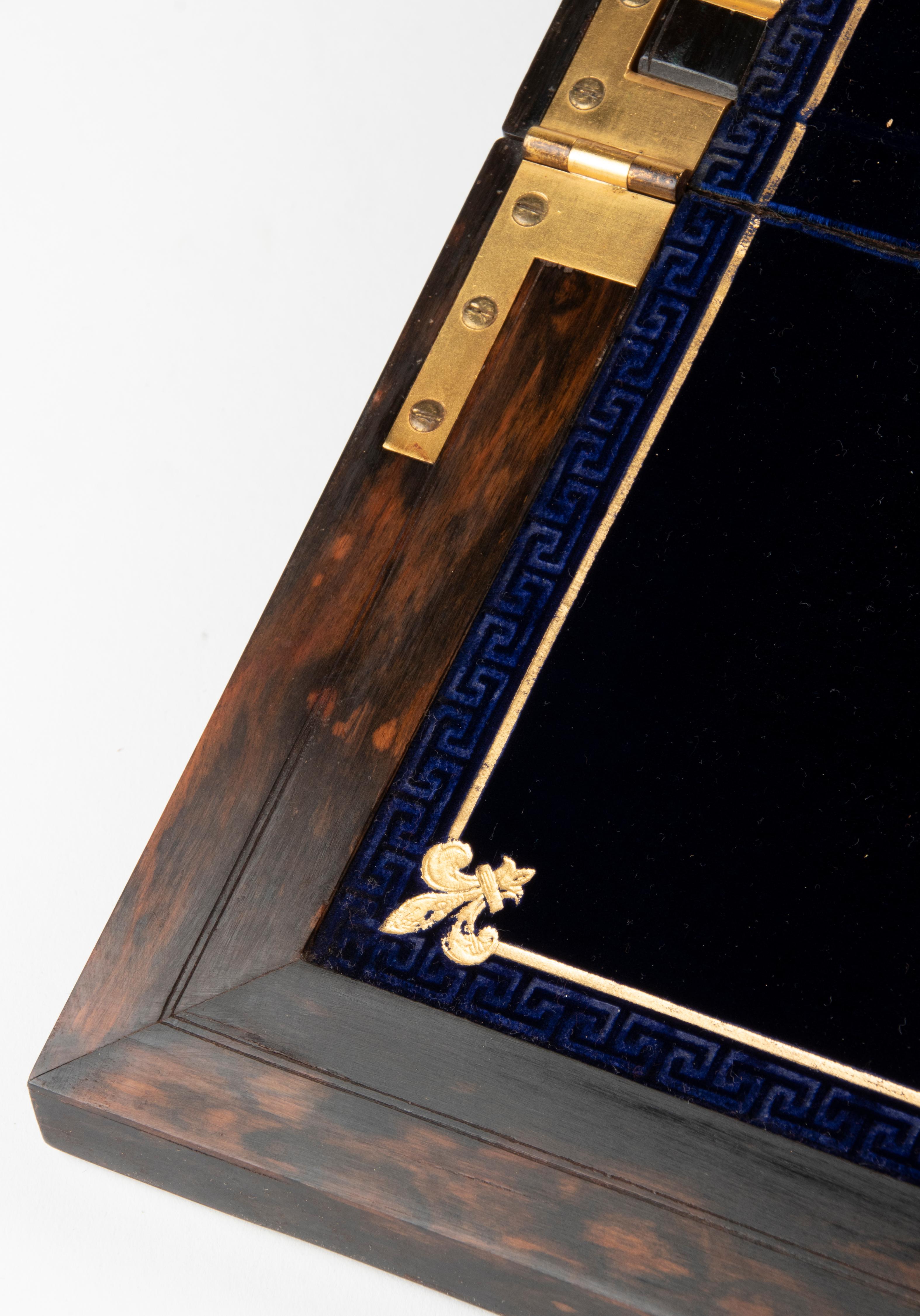 Caja de escritura italiana del siglo XIX con chapa de macasar y monturas de plata en venta 10