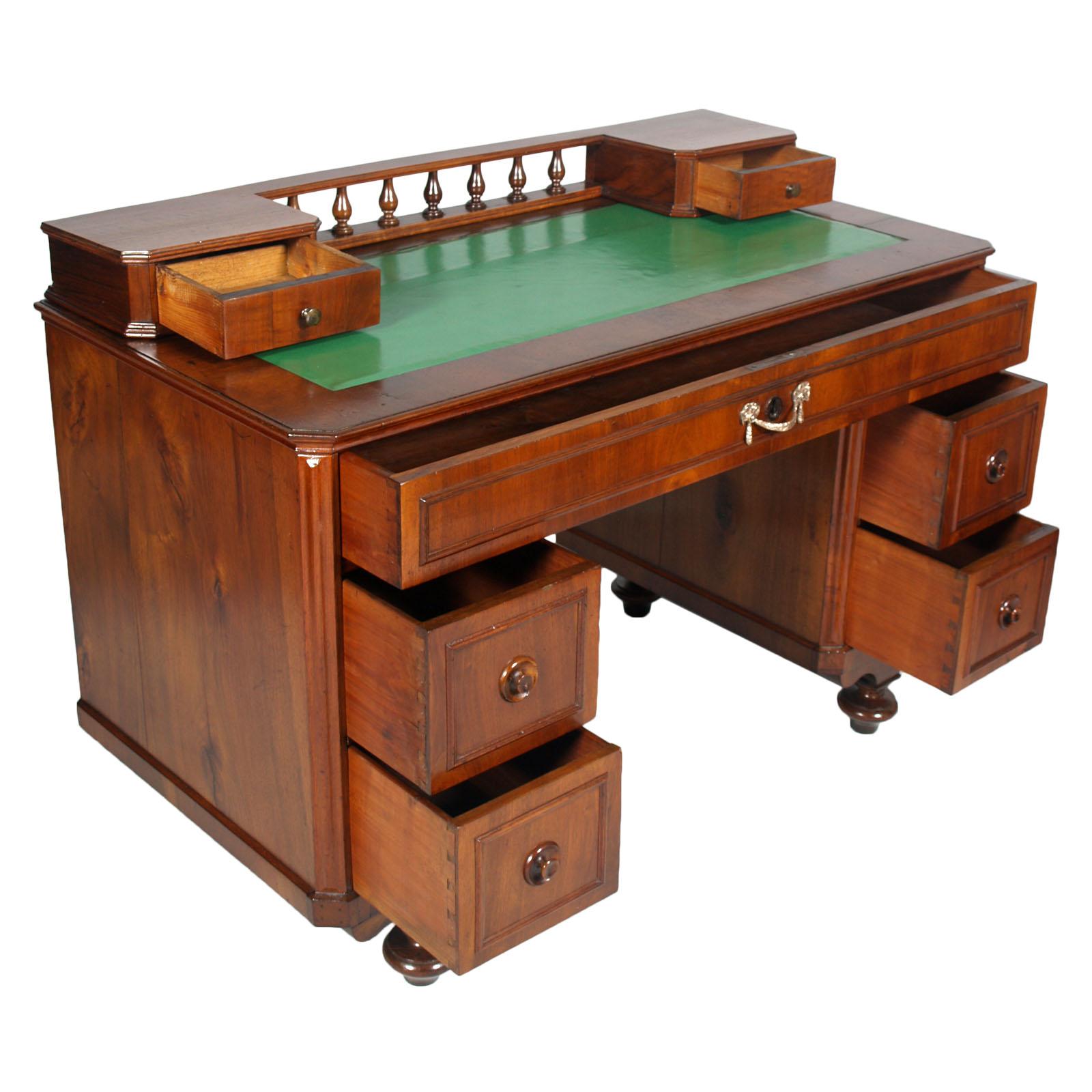 19th Century Italian Writing Desk in Solid Walnut and Weneer Walnut, Restored In Good Condition For Sale In Vigonza, Padua