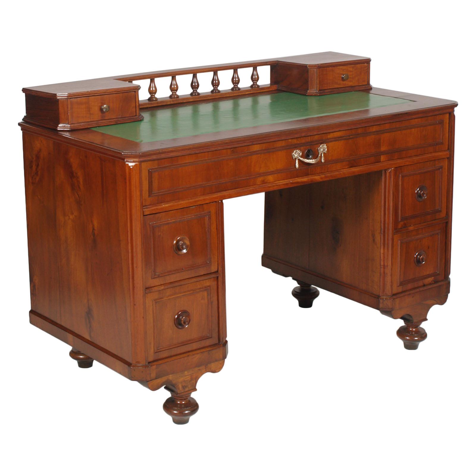 19th Century Italian Writing Desk in Solid Walnut and Weneer Walnut, Restored For Sale