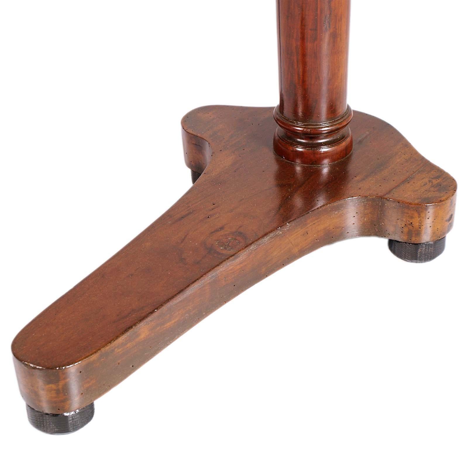 Table de service de chambre à coucher ancienne, classique et élégante, en noyer massif, avec plateau en bruyère massive. Il est proposé comme un meuble destiné à d'autres usages dans un environnement moderne. Produit par l'Ebanisteria de Bassano.

A