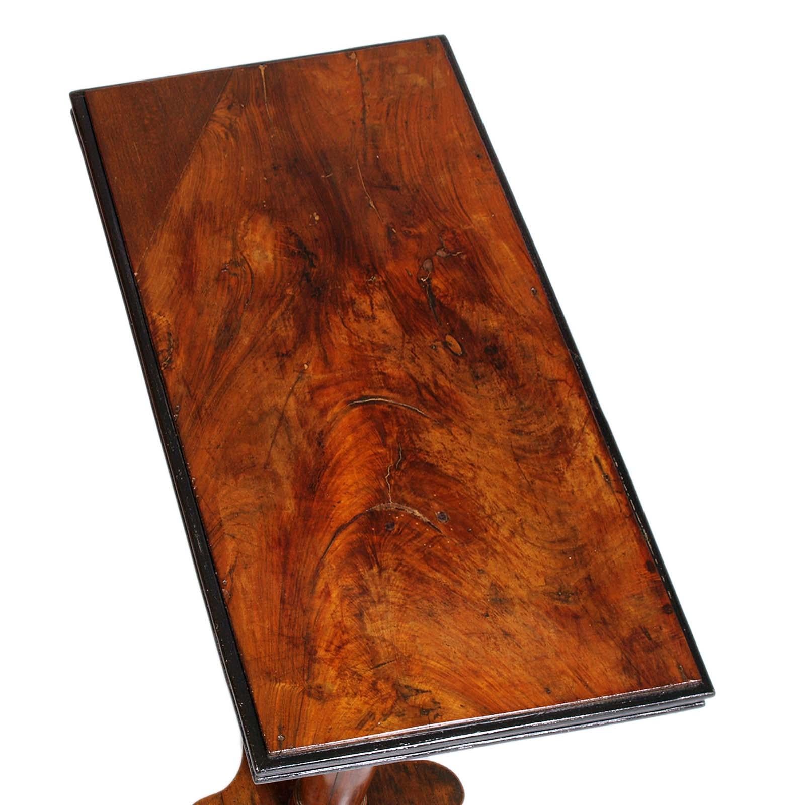 Antiker italienischer Bettservice-Tisch aus Nussbaum, neoklassisch, gewachst poliert, 19. Jahrhundert (Italienisch) im Angebot