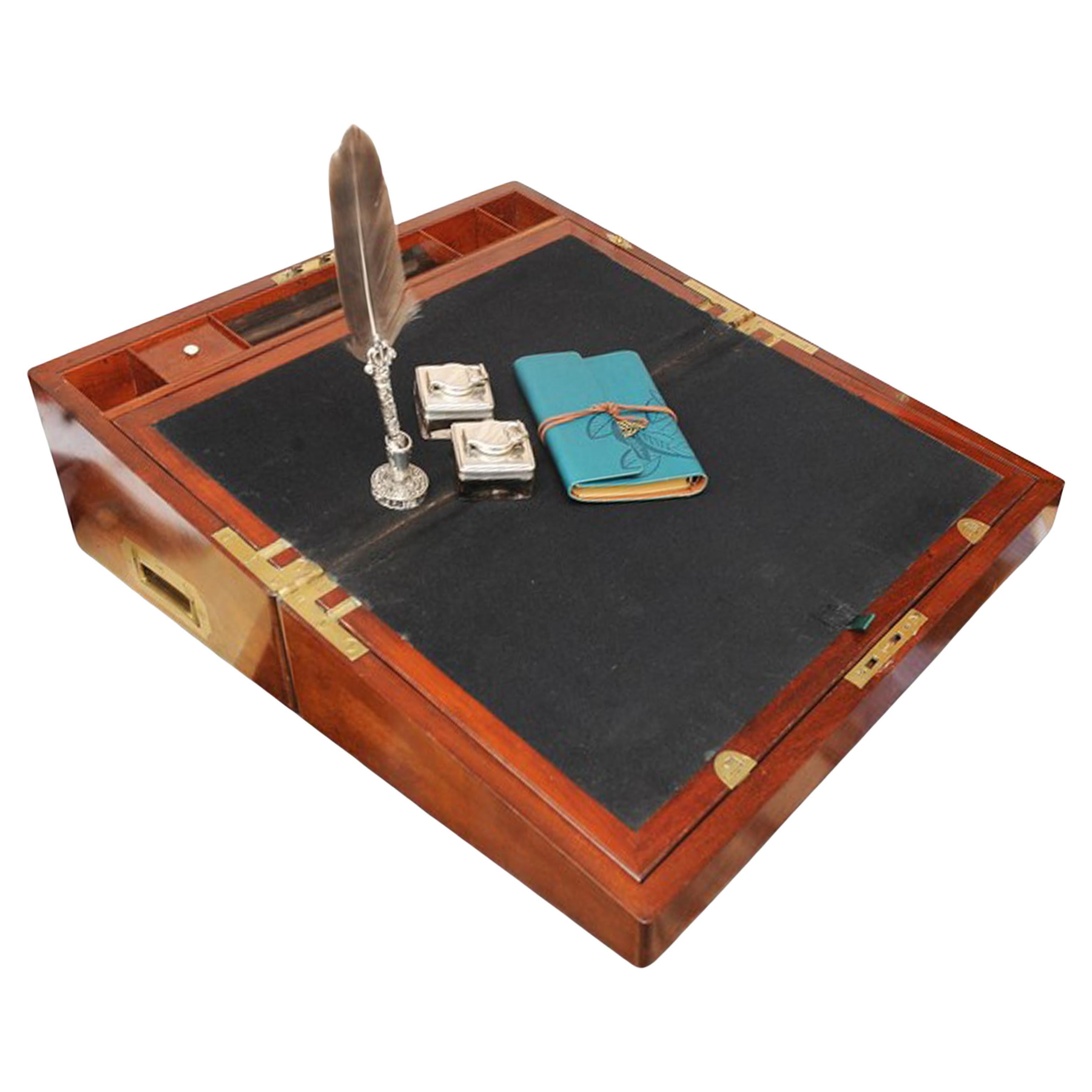 Squisito artigianato inglese dei primi anni del XIX secolo, un piano di scrittura in mogano con interno in velluto nero e una coppia di calamai in vetro di J J Mechi di No 4, Leadenhall Street, City of London, circa 1830

Sarebbe un regalo ideale